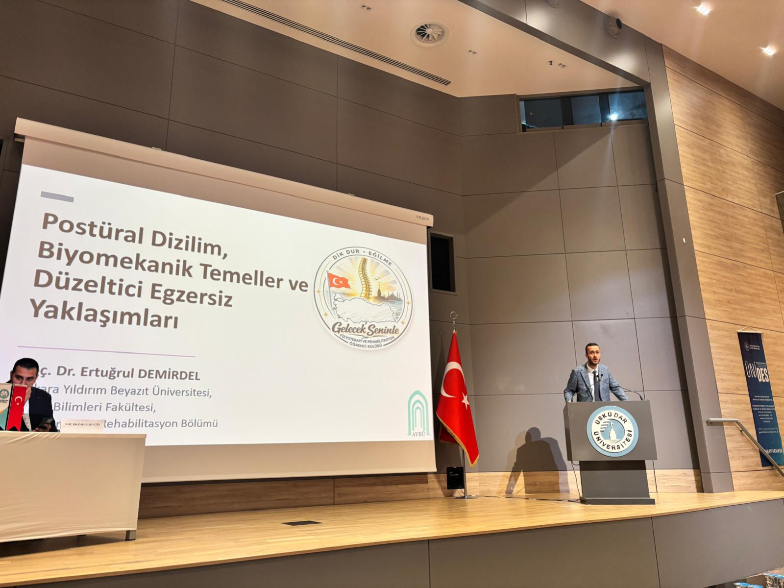  “Dik Dur Eğilme, Gelecek Seninle” sempozyumu sunum fotoğrafı 