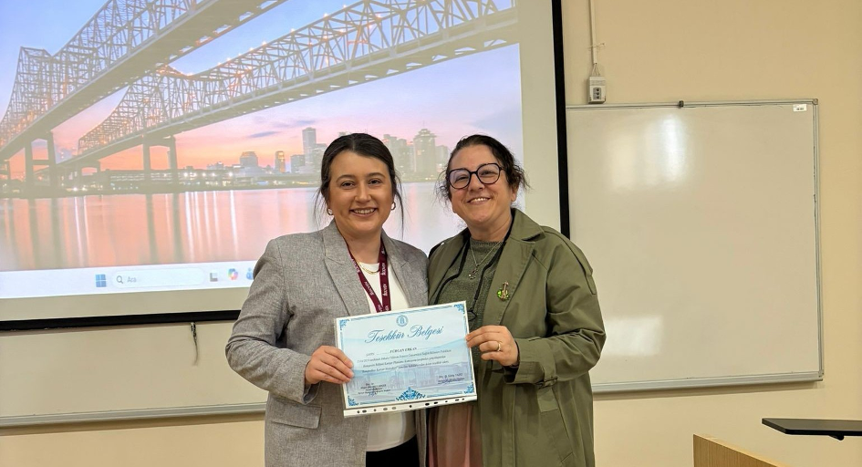 Program sonunda konuklarımıza Bölüm Başkan Yardımcısı Dr. Öğr. Üyesi Ayşegül AKCA ve Kariyer Planlama Komisyonu Başkanı Doç. Dr. Nigar ÜNLÜSOY DİNÇER tarafından teşekkür belgesi takdimi gerçekleştirildi. 
