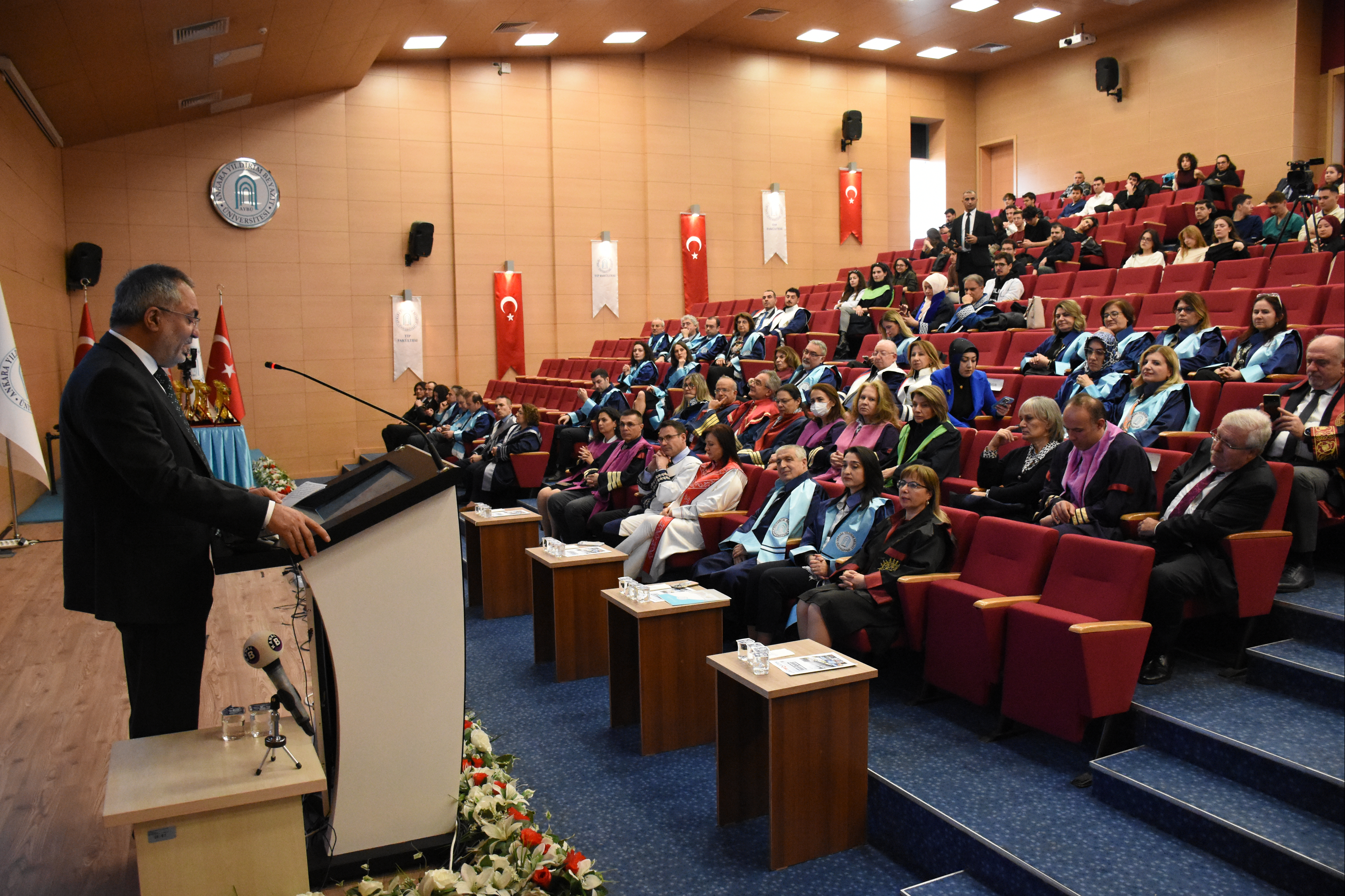 tıp bayramı etkinliği genel konferans salonu ve kürsüde rektör prof. dr. Ali cengiz köseoğul yer alıyor 