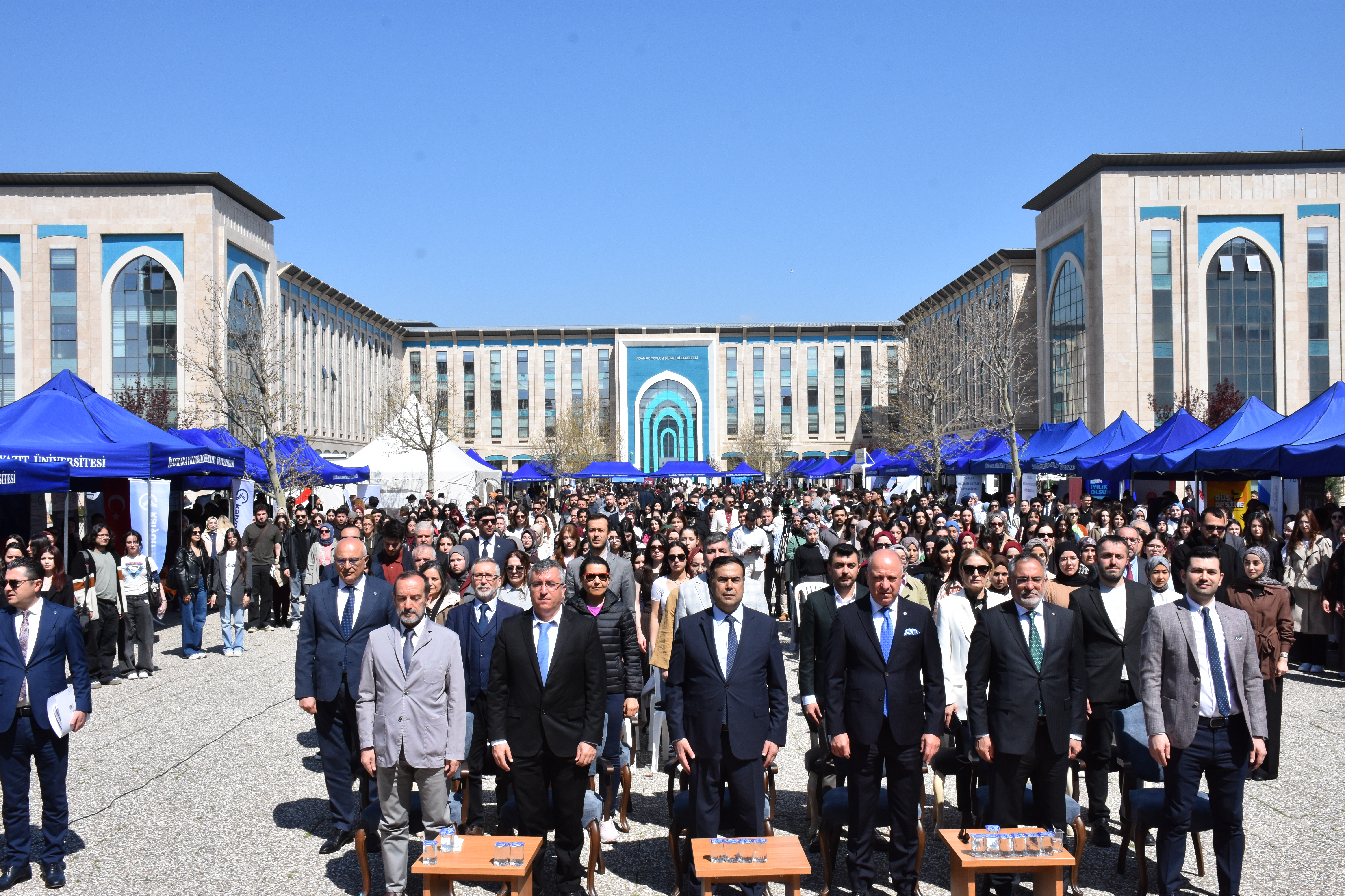 kariyer günleri bahçede toplu fotoğraf