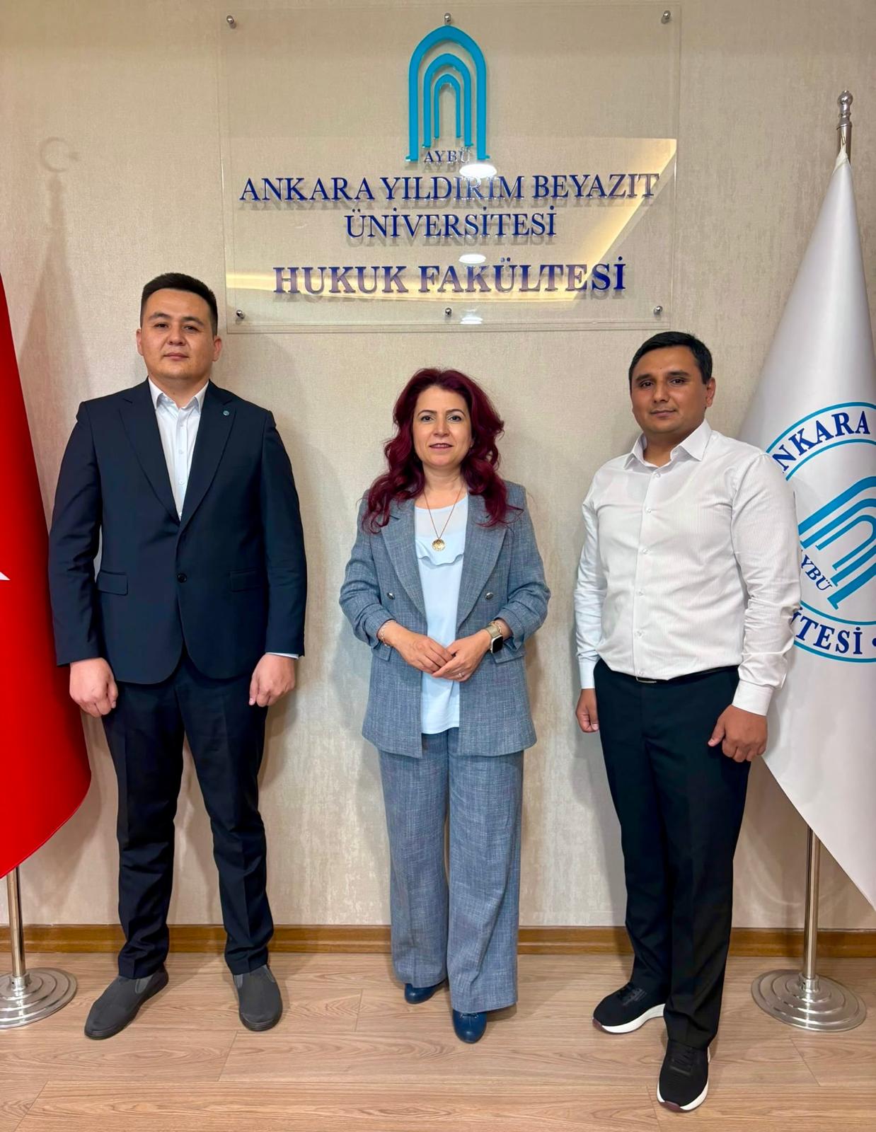 Özbekistan’da yer alan Taşkent Devlet Hukuk Üniversitesi (Tashkent State University of Law) öğretim üyeleri Dr. Dadakhon Khudoynazarov ve sayın Bobur Mukumov 17-29 Haziran 2026 tarihleri arasında misafir öğretim elemanı olarak Fakültemizde bulunacaklardır.   Gerçekleştirilen akademik iş birliği kapsamında konuk öğretim elemanları dekanımız Prof. Dr.  Neslihan Karataş Durmuş’u ziyaret etmiş ve iki üniversite arasında gelecekte hayata geçirilebilecek akademik ve bilimsel iş birliklerine yönelik görüşmeler gerçekleştirmişlerdir.   Nazik ziyaretleri ve katkıları dolayısıyla kendilerine teşekkür eder, verimli bir program geçirmelerini temenni ederiz.