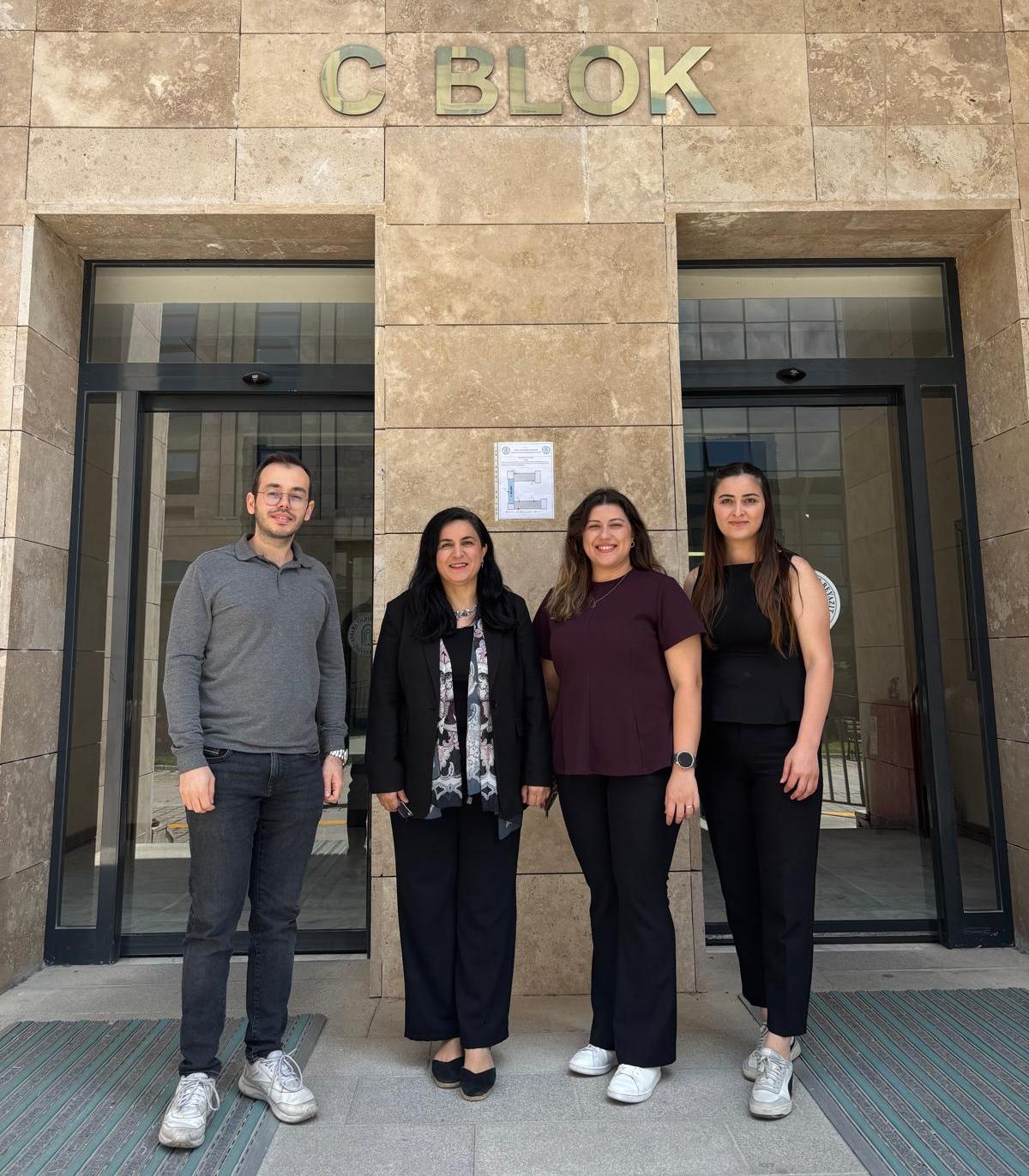 Görselde, Kalite İç Denetim ve ÖDS Eğitimi toplantılarına katılan bölüm yöneticileri ve araştırma görevlileri yer almaktadır.
