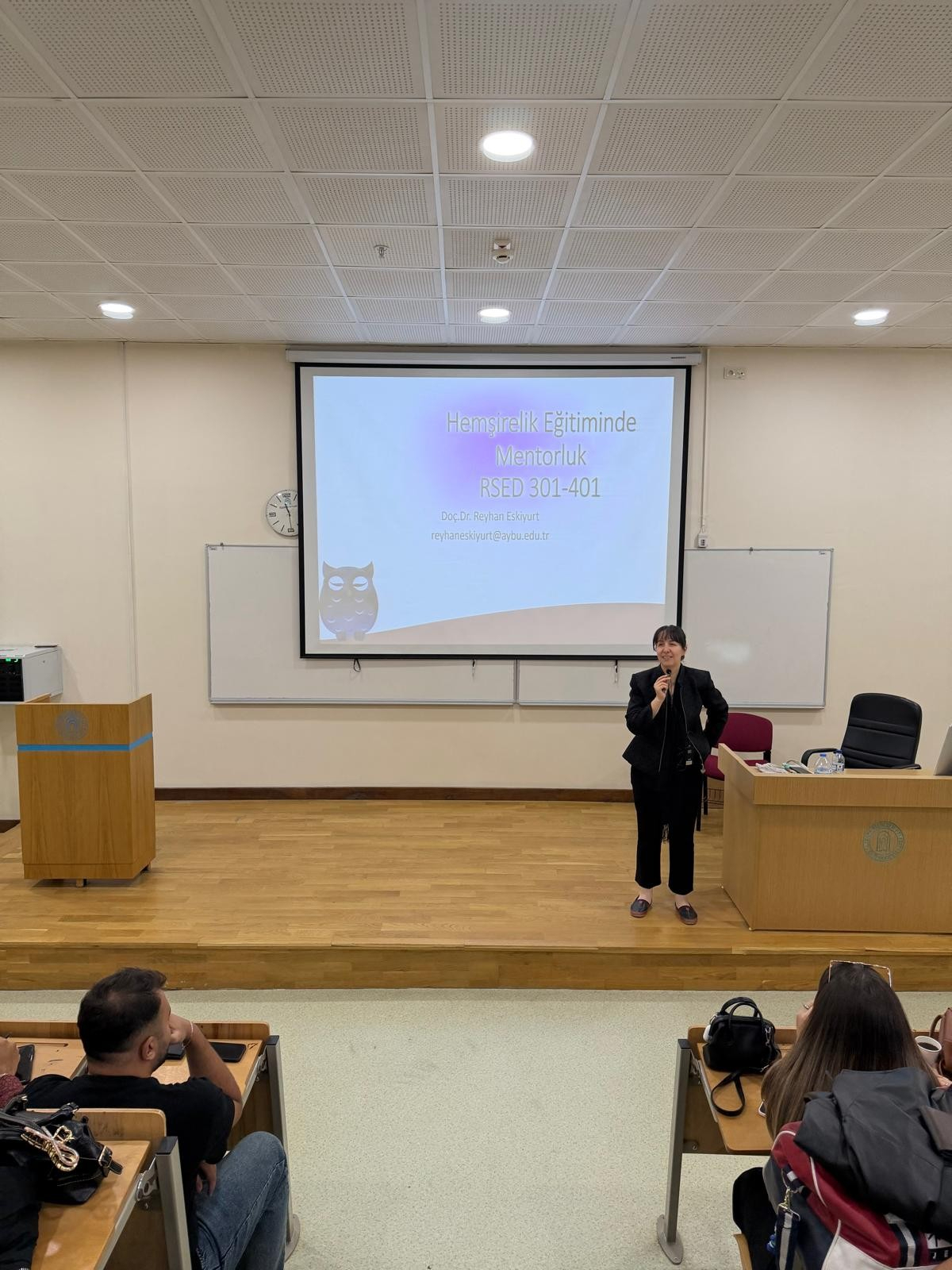 4. sınıf öğrencilerine Doç. Dr. Reyhan Eskiyurt tarafından Mentör Menti Programı hakkında açıklama yapılıyor.