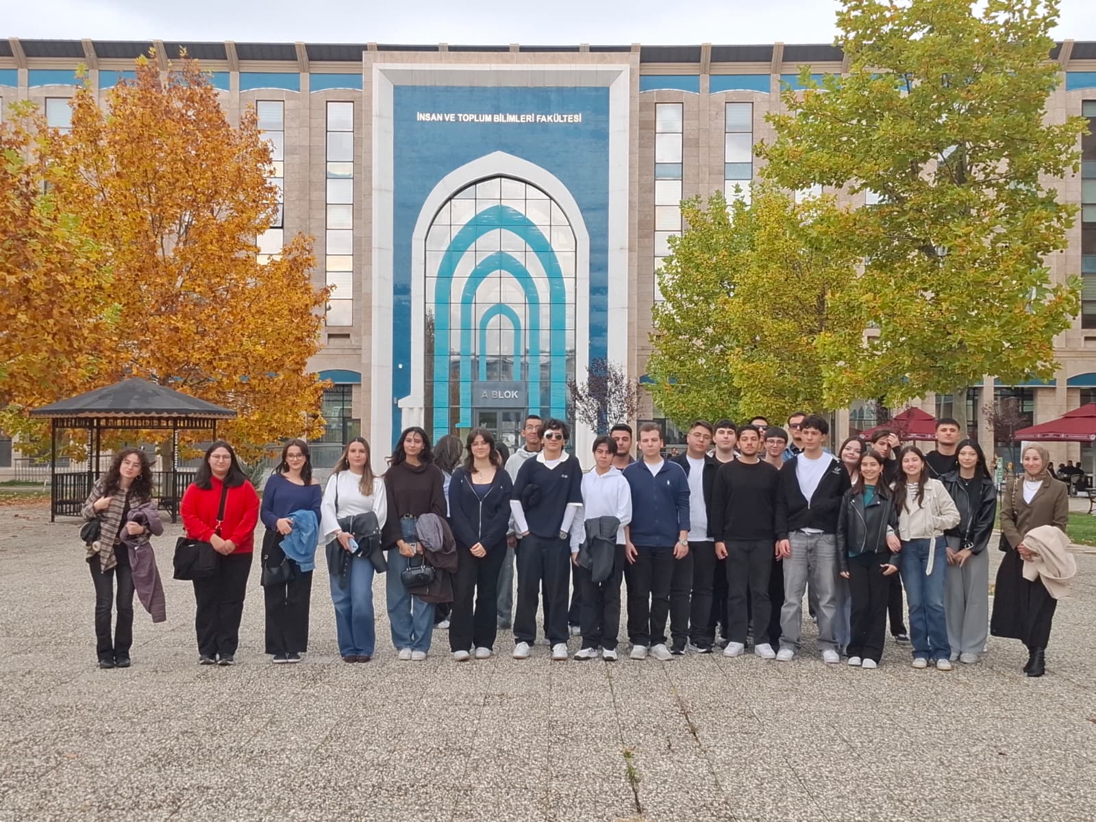 Özel Keçiören Birey Anadolu Lisesi öğrencileri ve öğretmenleri fakültemiz bahçesinde