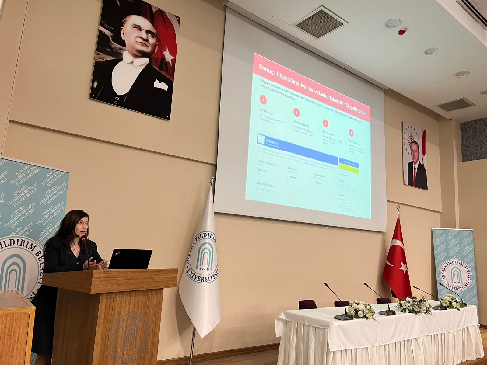 Doç. Dr. Hilal Arslan konuşmasını yapıyor.