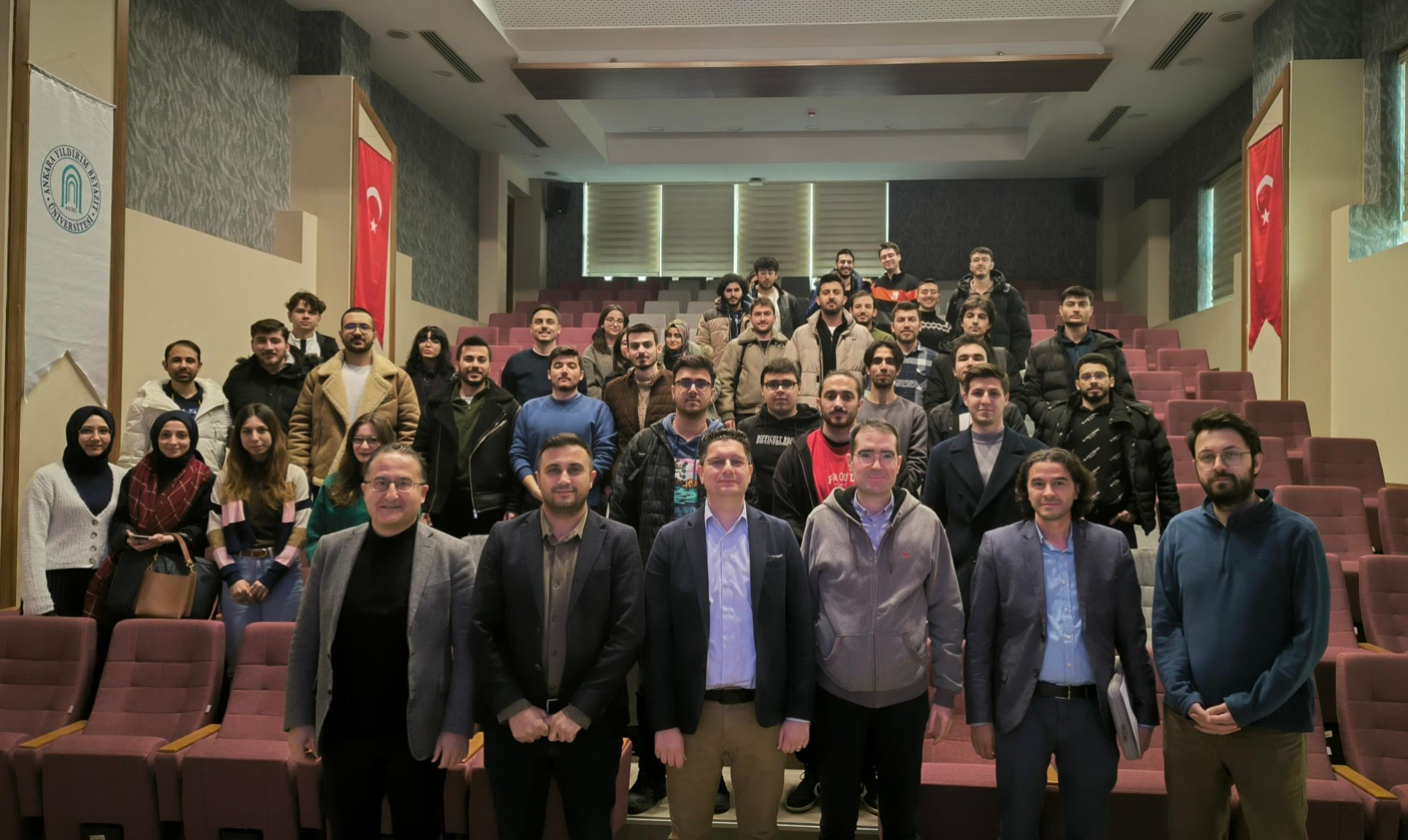  Borusan Lojistik E-Ticaret Grup Müdürü İlker Görgün'ün Makine Mühendisliği Bölümü Öğretim Üyeleri ve öğrencilerinden birkaçıyla birlikte çekinmiş olduğu toplu fotoğraf.