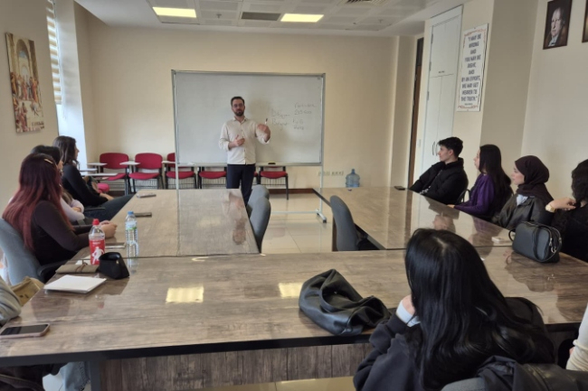 Felsefe bölümü toplantı salonunda diksiyon eğitimi veriliyor