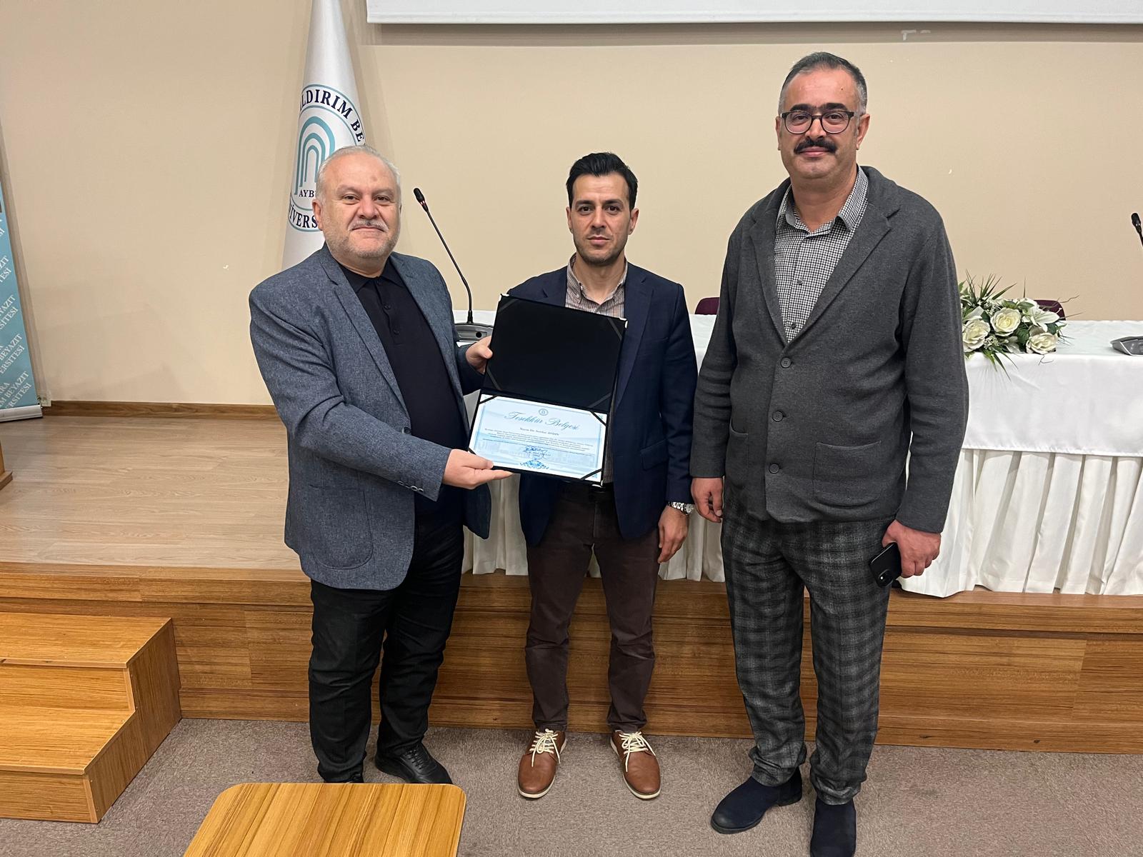 Dekanımız Prof. Dr. Ergün Eraslan ve Endüstri Mühendisliği öğretim üyemiz Prof. Dr. Servet Soygüder Dr. Öğretim Üyesi Serdar Aydın'a sertifiasını teslim ediyor.