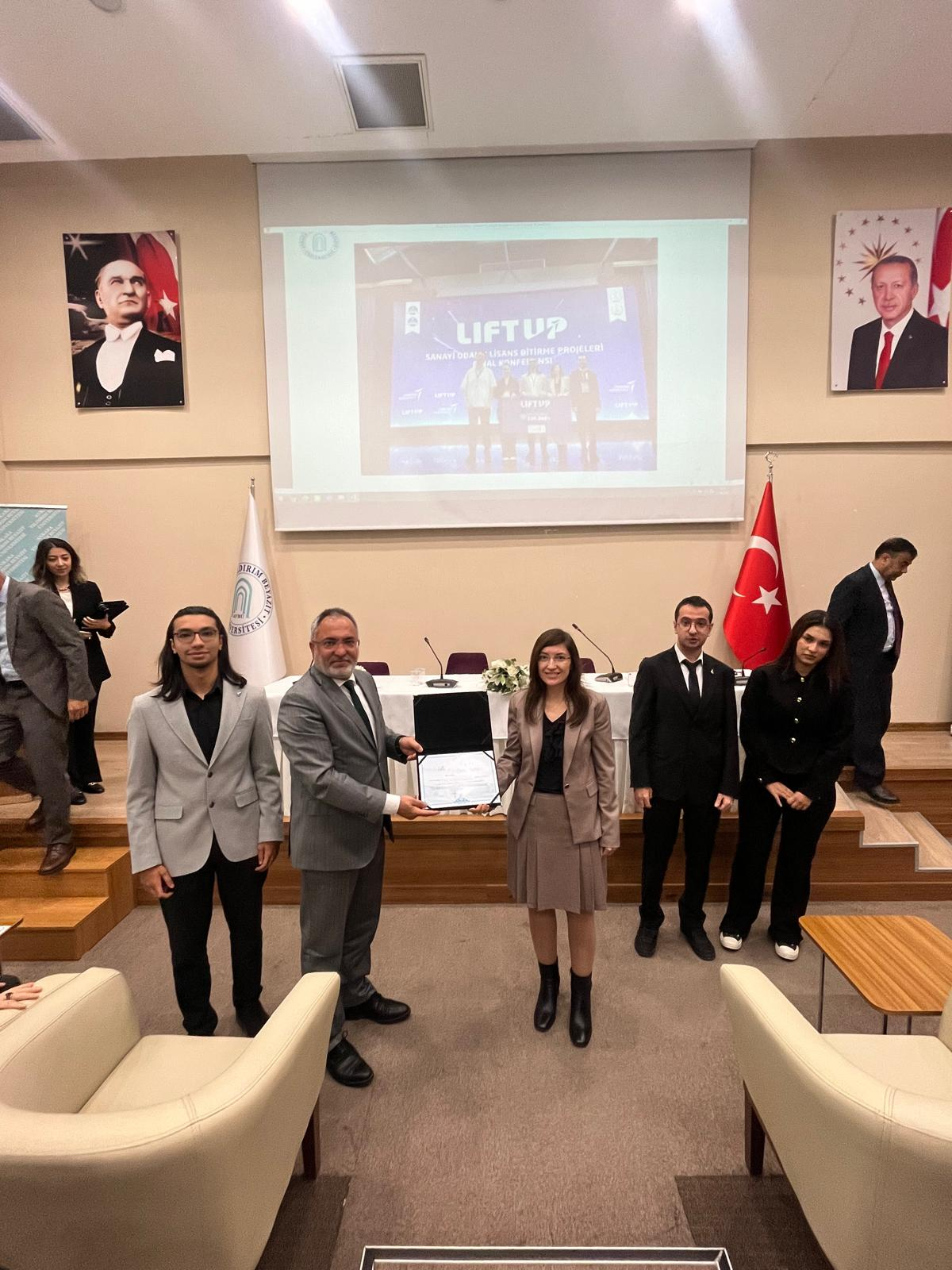 Yazılım Mühendisliği öğretim üyesi Doç. Dr. Hilal Arslan yarışmada büyük başarı gösteren Yazılım Mühendisliği öğrencilerimiz ile birlikte rektörümüzden başarı belgesini alıyor.