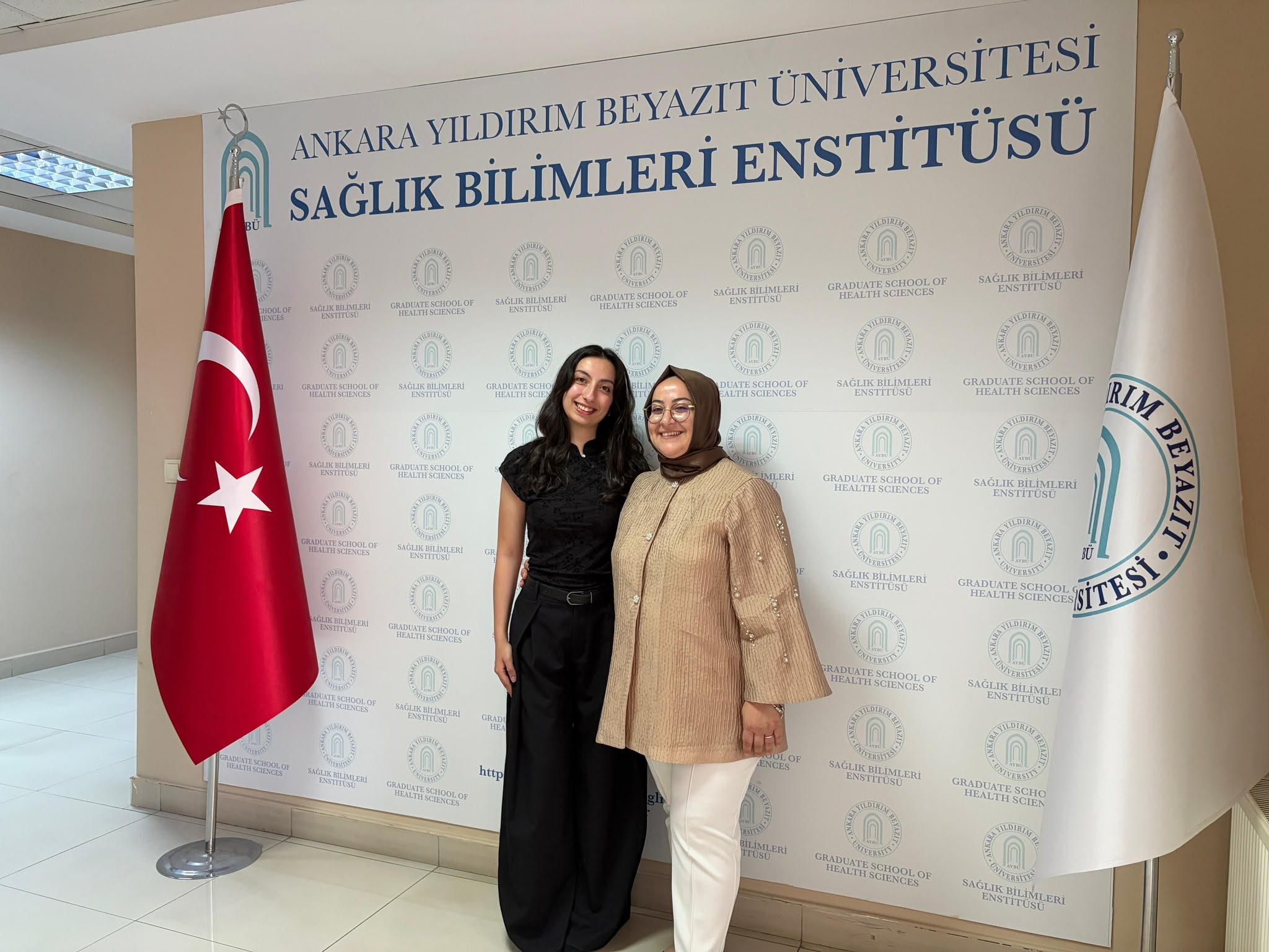 Görselde, Odyoloji Tezli Yüksek Lisans Programı’nı başarıyla tamamlayan öğrenciler, danışmanları ve jüri üyeleri yer almaktadır.
