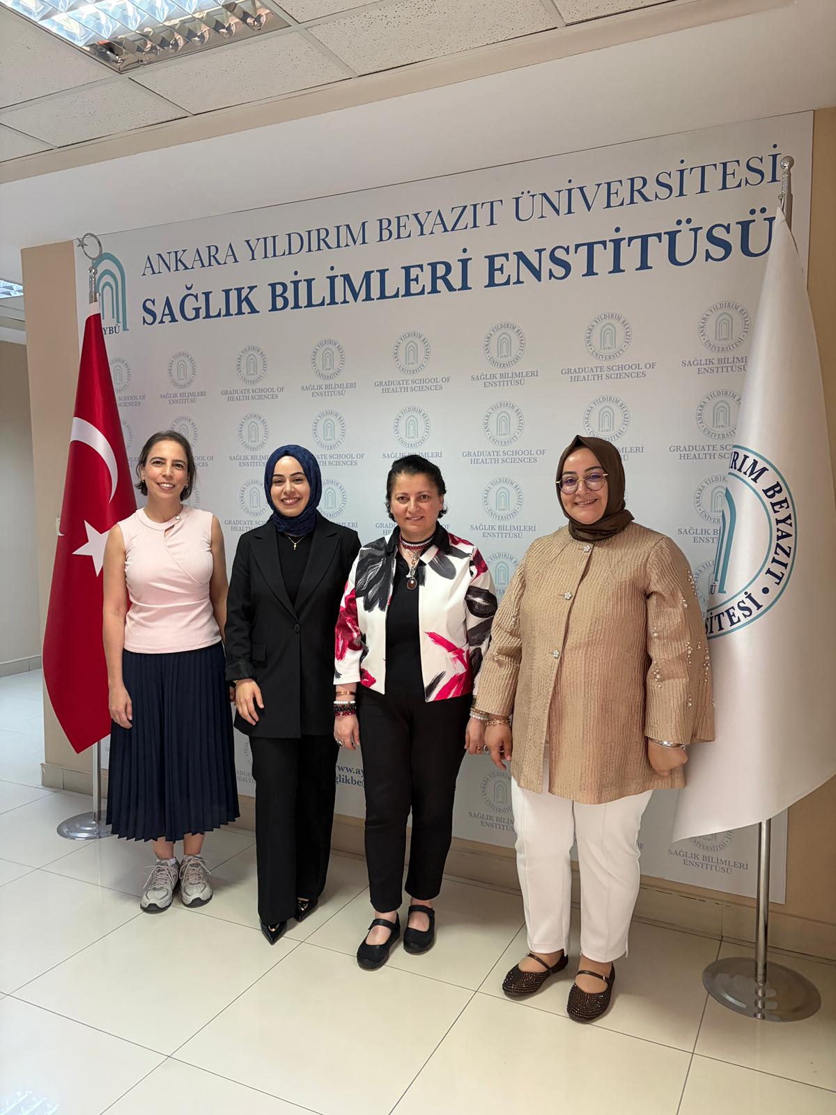 Görselde, Odyoloji Tezli Yüksek Lisans Programı’nı başarıyla tamamlayan öğrenciler, danışmanları ve jüri üyeleri yer almaktadır.