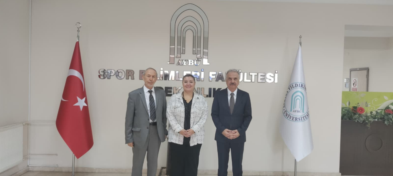 Üniversitemiz Havacılık ve Uzay Bilimleri Fakültesi Dekan Yardımcısı Prof. Dr. Veli Çelik ve Meteoroloji Ankara il Müdürü sayın Hayrettin Öztaş Dekanımıza hayırlı olsun ziyaretinde bulundular