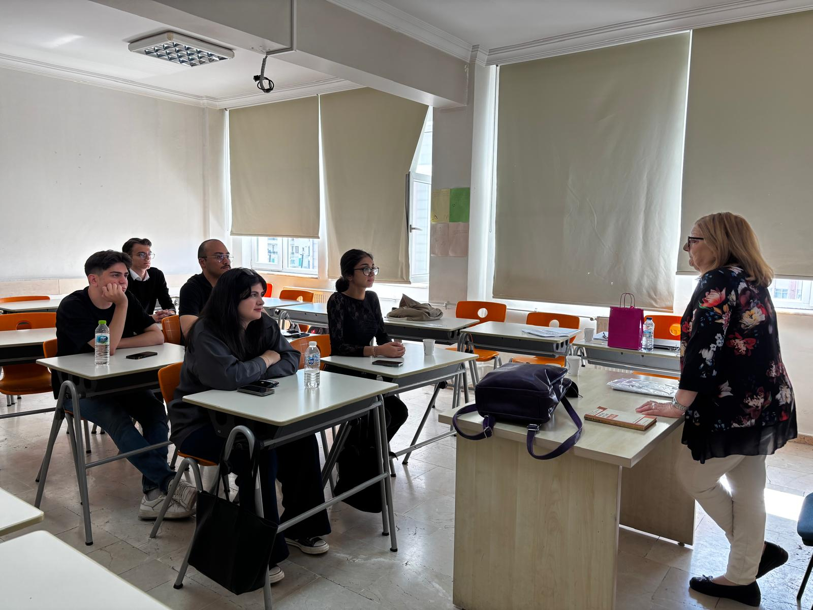 Prof. Alessandra Ricciuti Lamonea ders anlatırken çekilen fotoğrafı