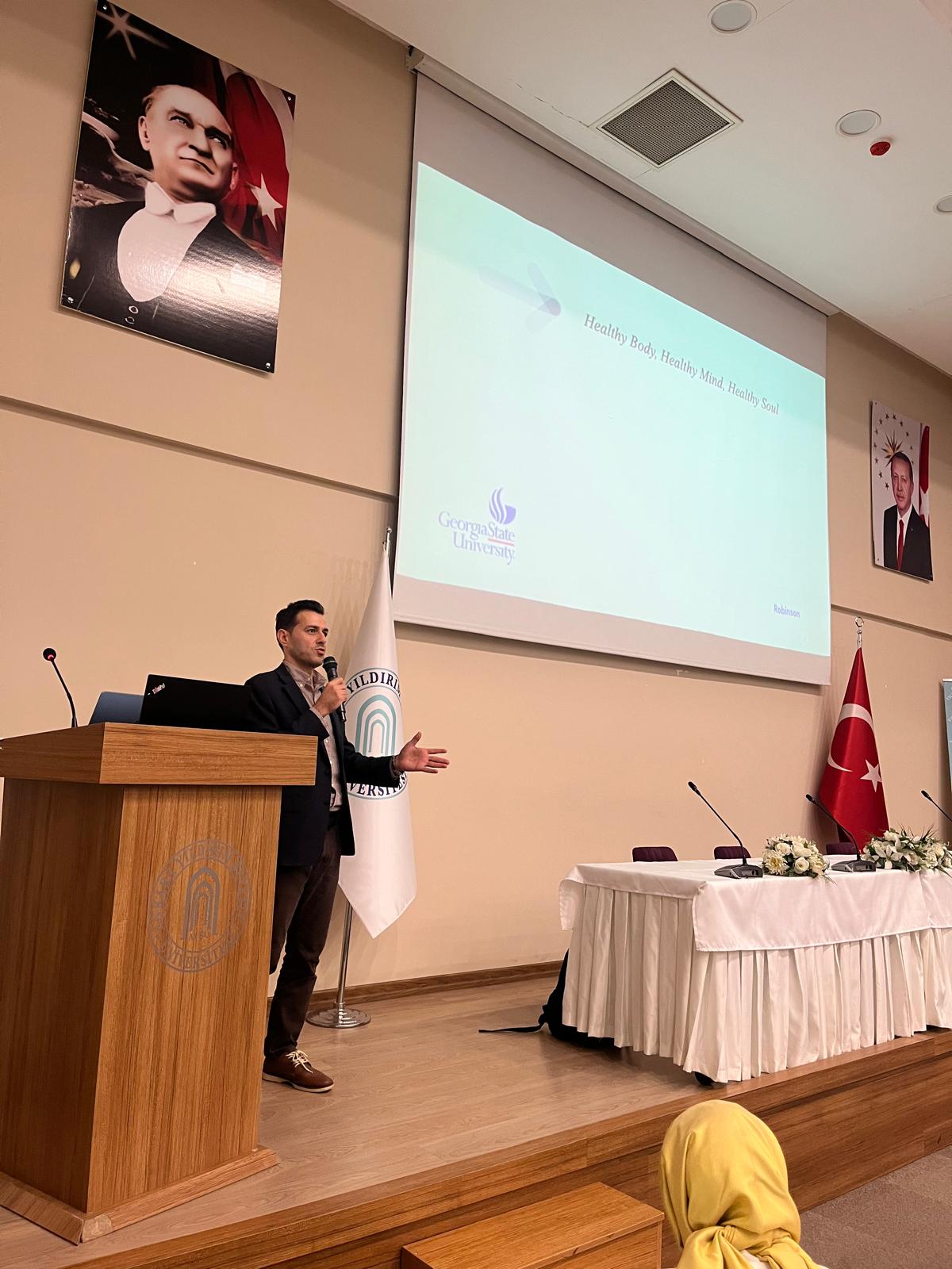 Dr. Öğretim Üyesi Serdar Aydın konuşmasını yapıyor.