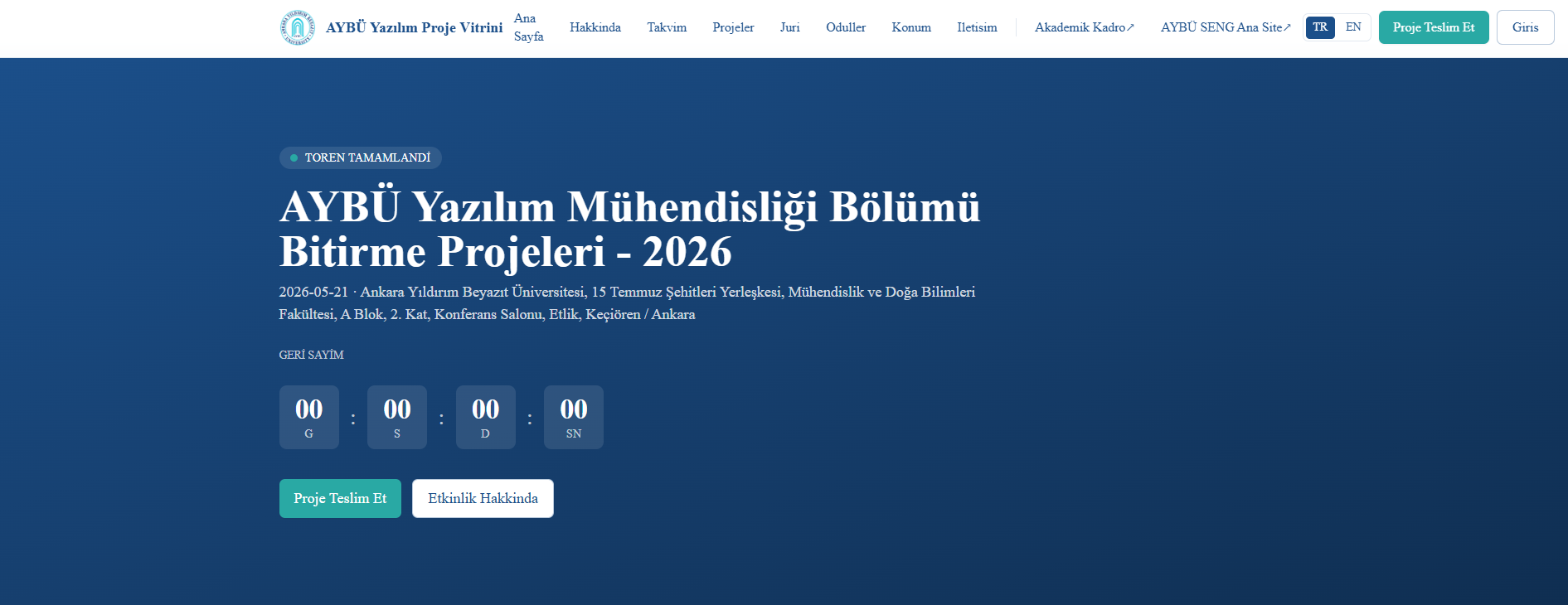 AYBÜ Yazılım Proje Vitrini web sitesinin ana sayfası görüntülenmektedir. Üst bölümde AYBÜ logosu, gezinme menüsü ve dil seçeneği yer almaktadır. Ana içerik alanında “AYBÜ Yazılım Mühendisliği Bölümü Bitirme Projeleri - 2026” başlığı, etkinlik tarihi ve konumu bulunmaktadır. “Tören Tamamlandı” rozeti ve sıfırlanmış geri sayım sayacı görünmektedir. Sayfanın alt kısmında “Proje Teslim Et” ve “Etkinlik Hakkında” butonları yer almaktadır.