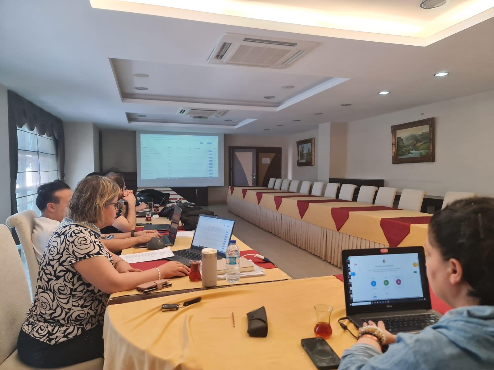 Görselde, SBF Odyoloji Bölümü öğretim üyeleri ve öğretim elemanlarının katılımıyla gerçekleştirilen Ölçme Değerlendirme Sistemi (ÖDS) tanıtım toplantısından bir görüntü yer almaktadır
