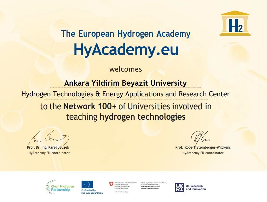 Ankara Yıldırım Beyazıt Üniversitesi, hidrojen alanında eğitim, araştırma ve laboratuvar iş birliklerini geliştirmeyi amaçlayan HyAcademy.EU “Network of 100+” ağına katılmıştır afişi yer almaktadır. 