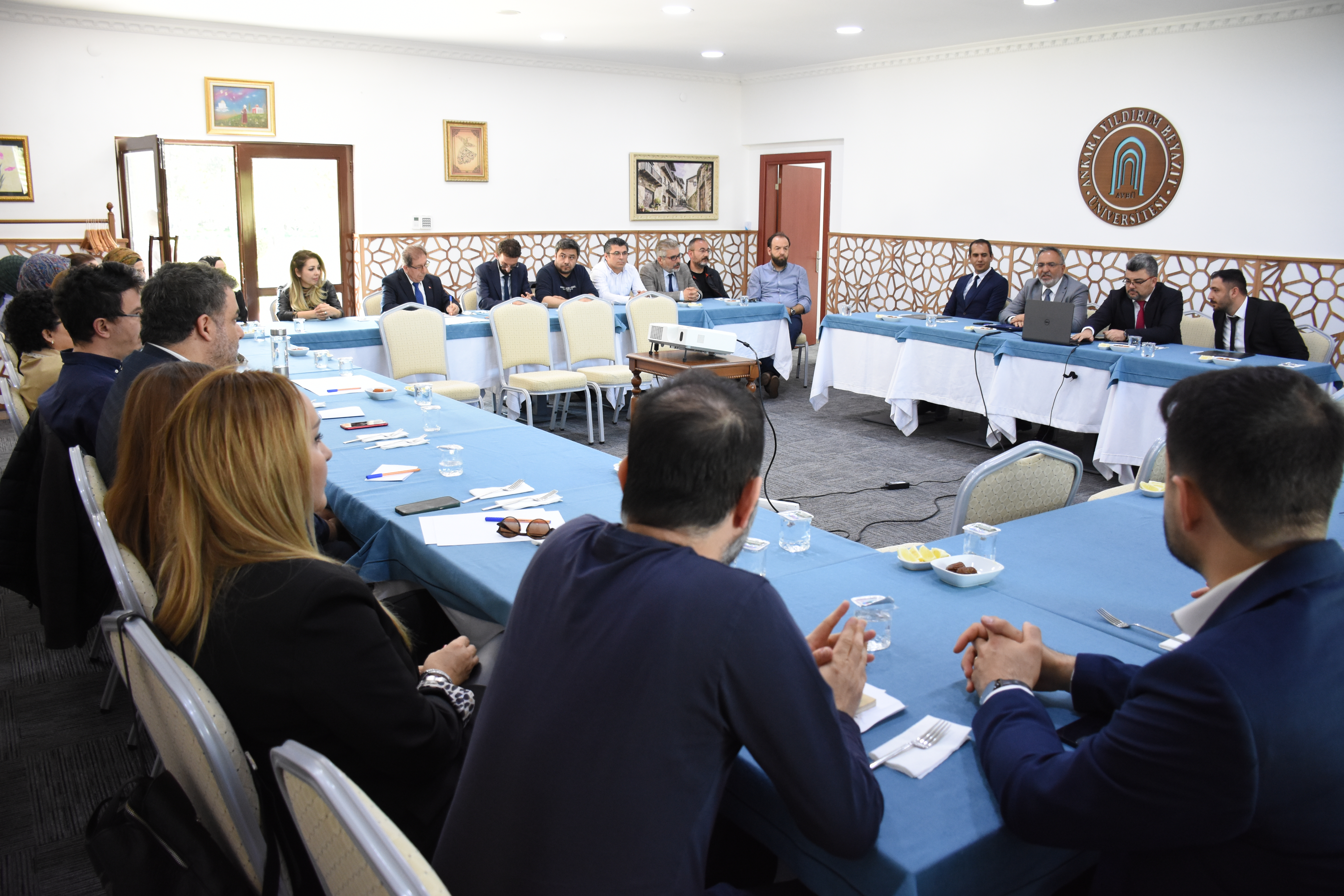 Rektör hocamız ve akademisyenler toplantısı fotosu
