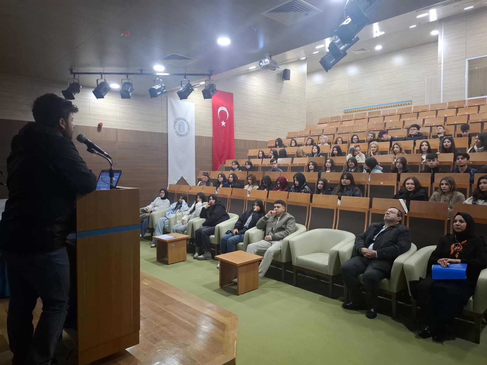 Fetih Anadolu Lisesi öğrencileri ve öğretmenleri