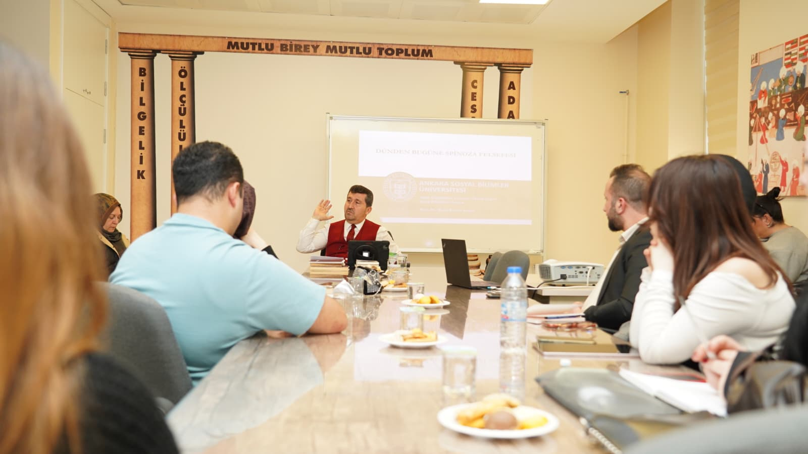 Doç. Dr. Enes Dağ moderatörlüğünde gerçekleştirilen "Spinoza Okumaları" atölyesinin, Prof. Dr. Musa Kazım Arıcan'ın konuk olduğu oturumuna dair bir haber görseli.