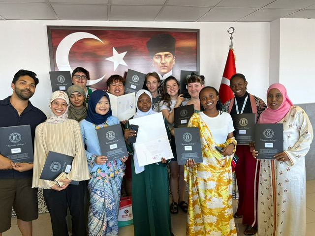 AYBÜ Türkçe yaz okulu öğrencilerimizin mezuniyet heyecanı 2025