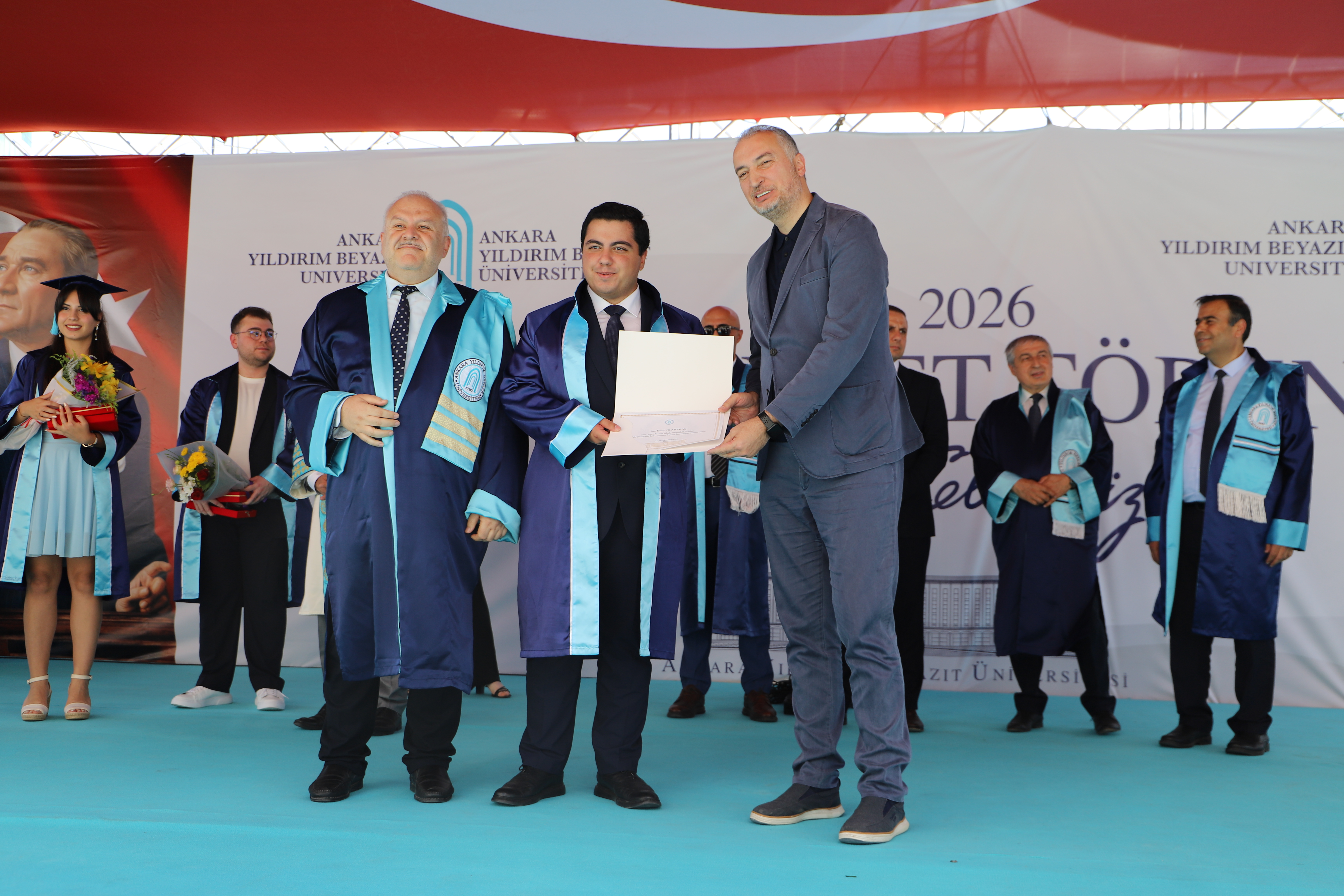 Dekanımız ve Aselsan Genel Müdür Danışmanı Mehmet Aldanmaz fakülte üçüncümüz Semi Bertuğ Çağ'a diplomasını takdim ediyor.