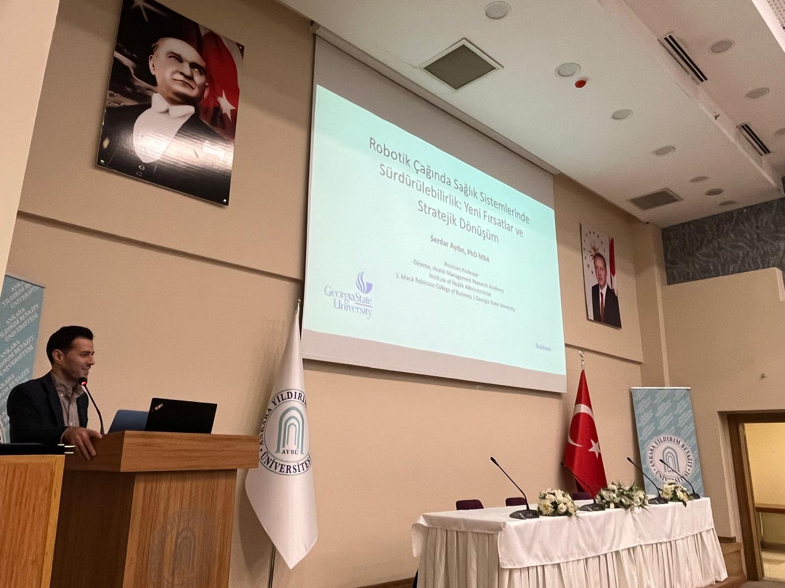 Dr. Öğretim Üyesi Serdar Aydın konuşmasını yapıyor.