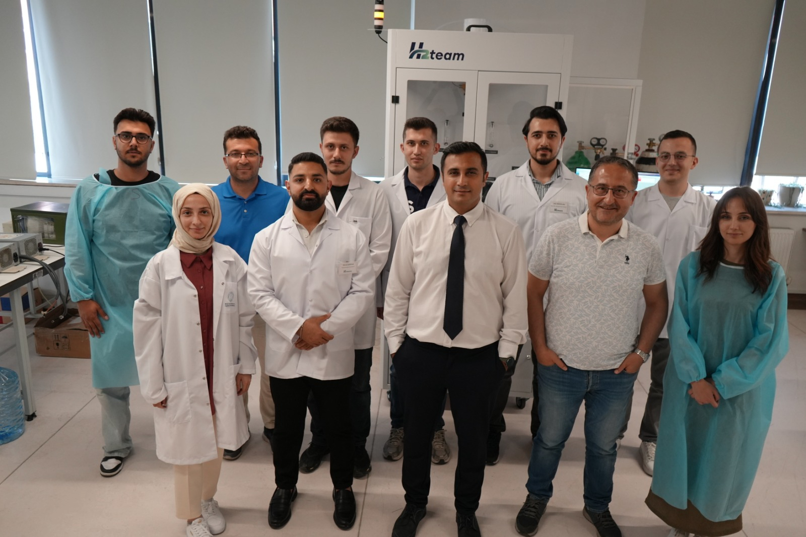 H2TEAM üyeleri ve laboratuvarda daha önce çalışmış bazı lisans öğrencilerinin birlikte yer aldığı fotoğraf (2025).