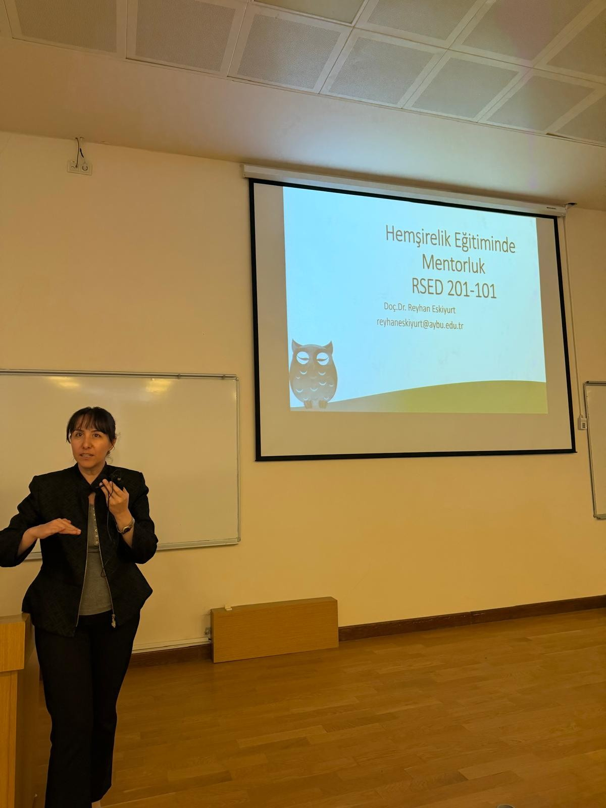 1. sınıf öğrencilerine Doç. Dr. Reyhan Eskiyurt tarafından Mentör Menti Programı tanıtılıyor.