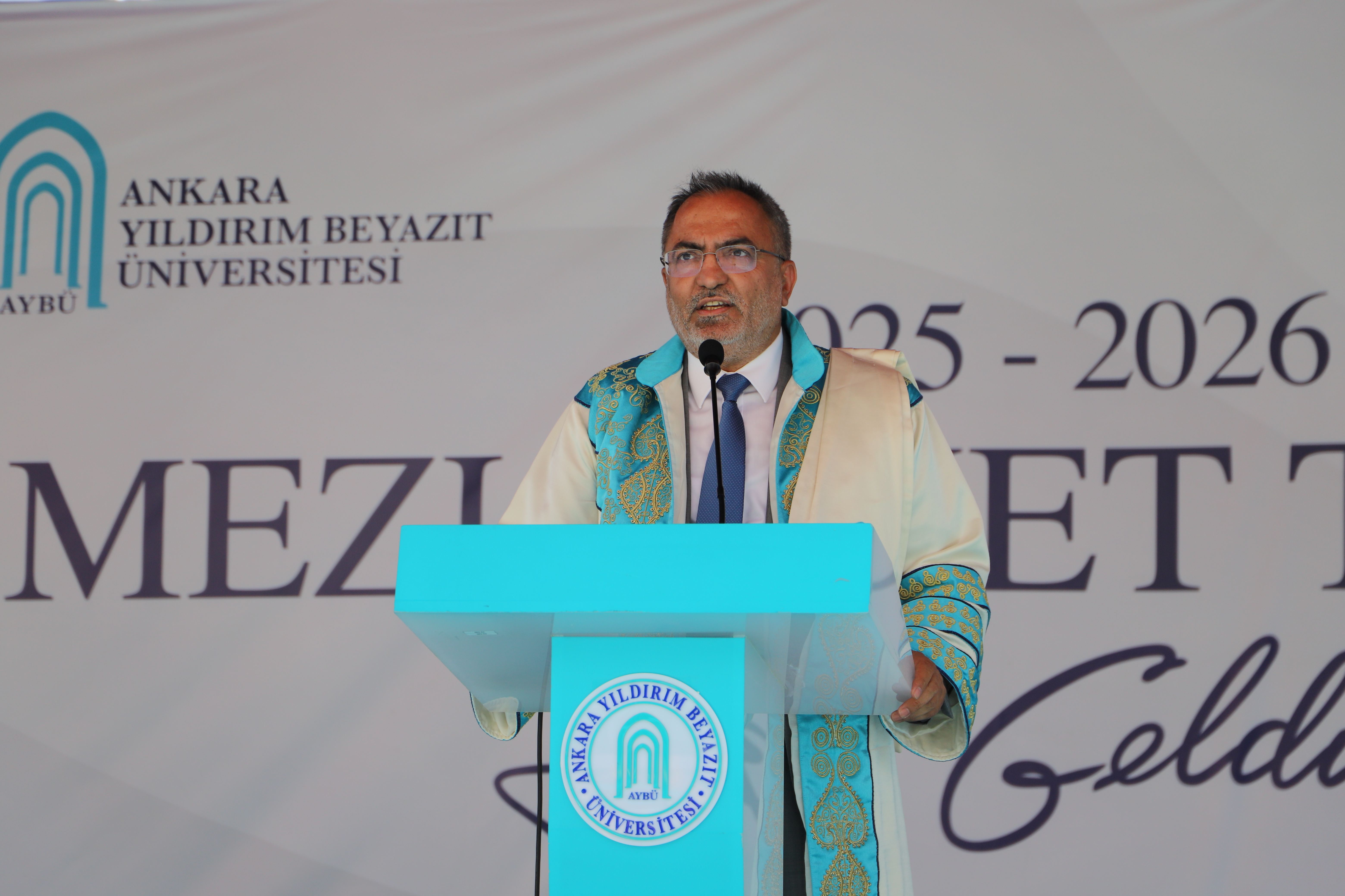 Rektörümüz Ali Cengiz Köseoğlu konuşmasını yapıyor.