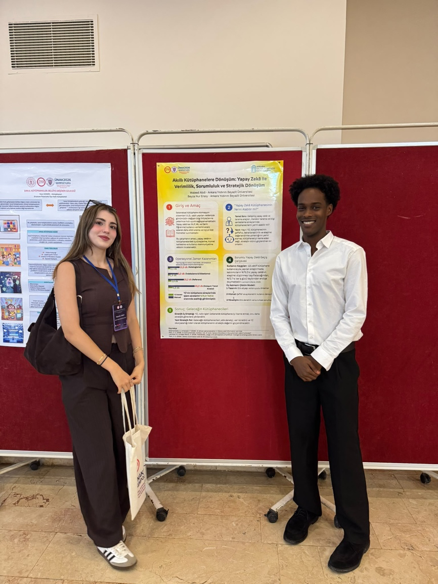 Öğrencilerin poster önünde çekilmiş bir fotoğrafı
