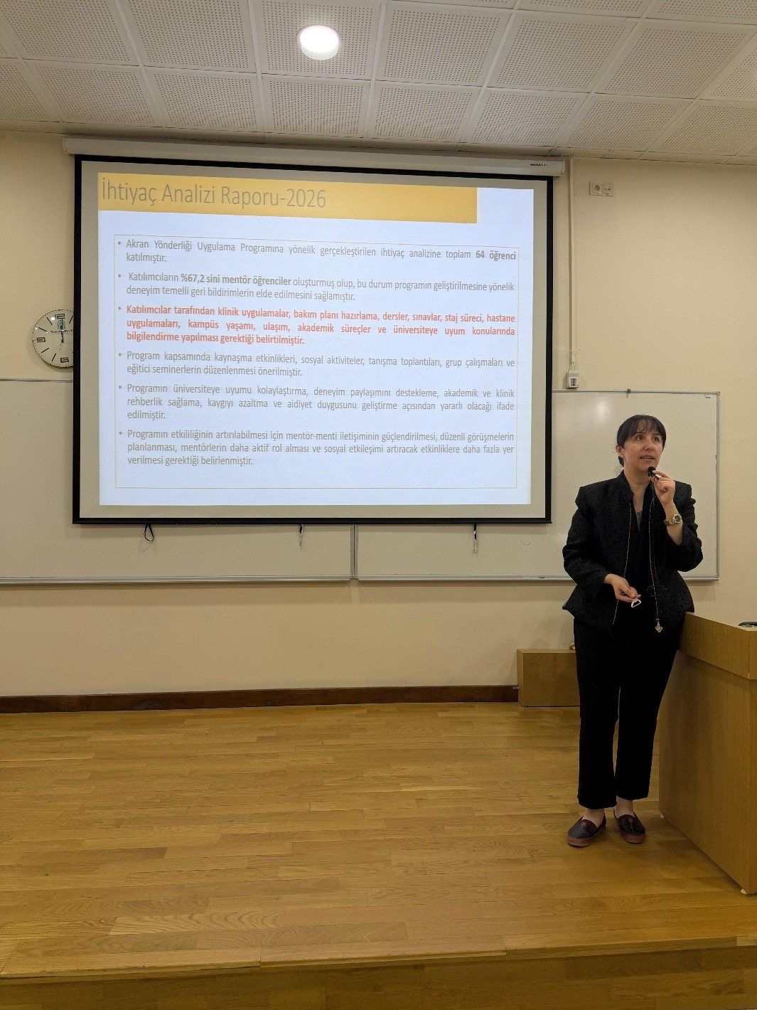 4. sınıf öğrencilerine Doç. Dr. Reyhan Eskiyurt tarafından Mentör Menti Programı ihtiyaç analizi sonuç raporu açıklanıyor.