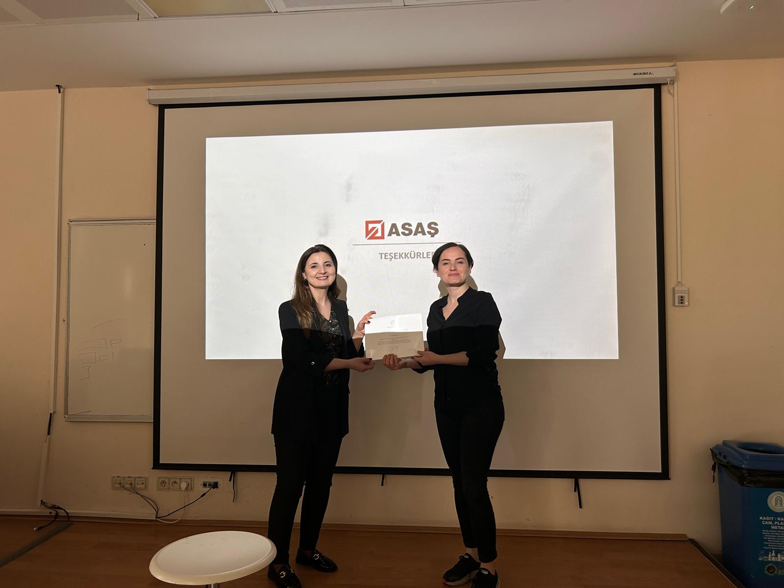ASAŞ temsilcisine teşekkür belgesi takdimi