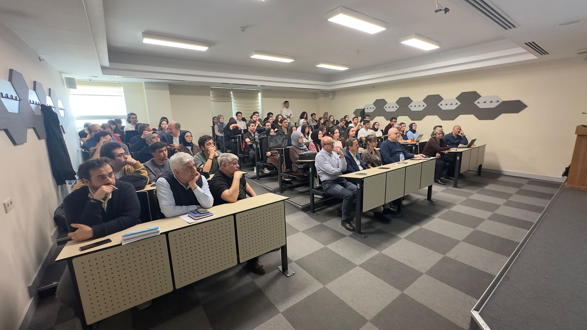 Bilgisayar Mühendisliği bölüm başkanı Prof. Dr. Muhammed Fatih Demirci konuşmasını yaparken dinleyicilerin önden fotoğrafı.