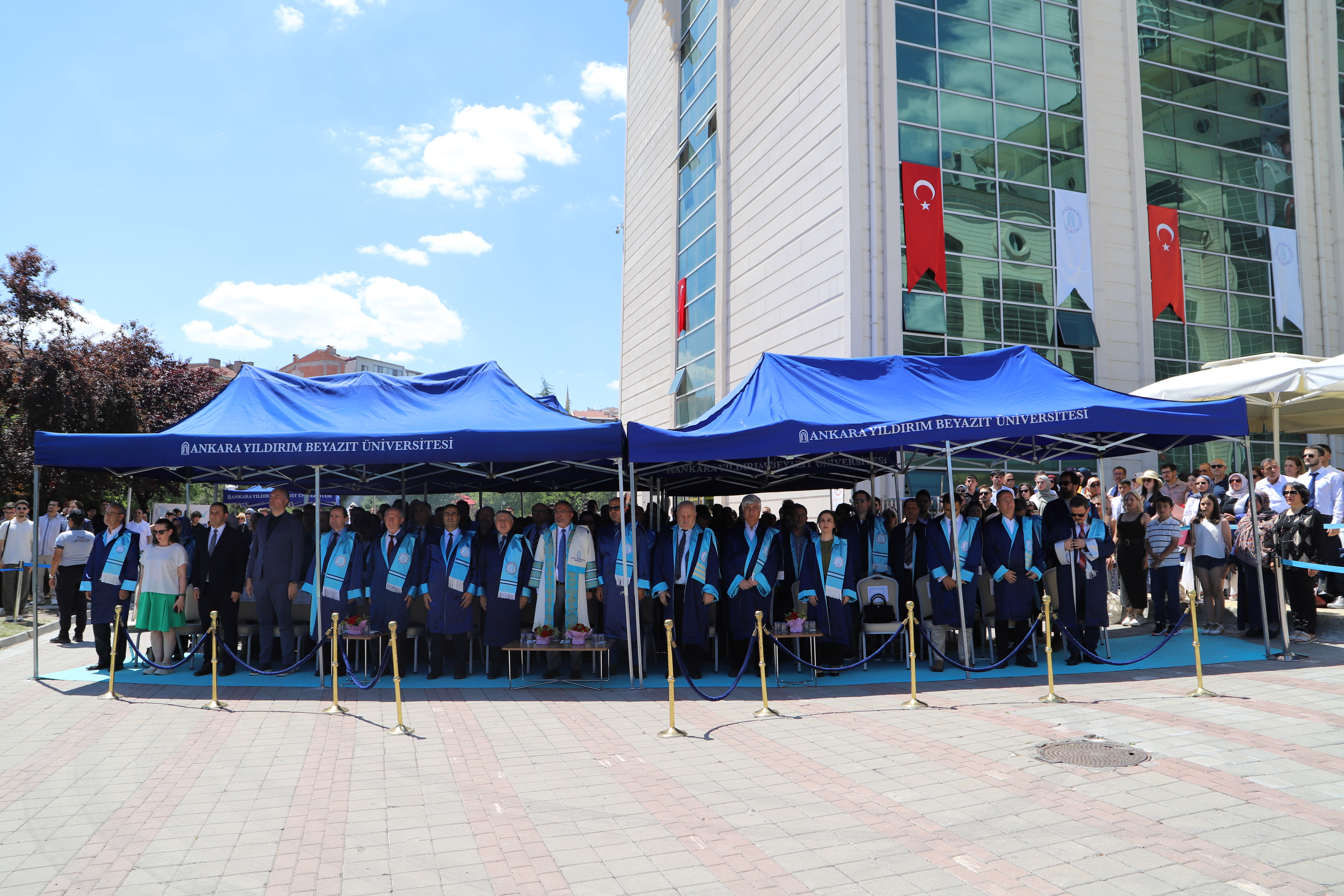 Protokoldeki misafir ve hocalarımızın saygı duruşundaki fotoğrafı.
