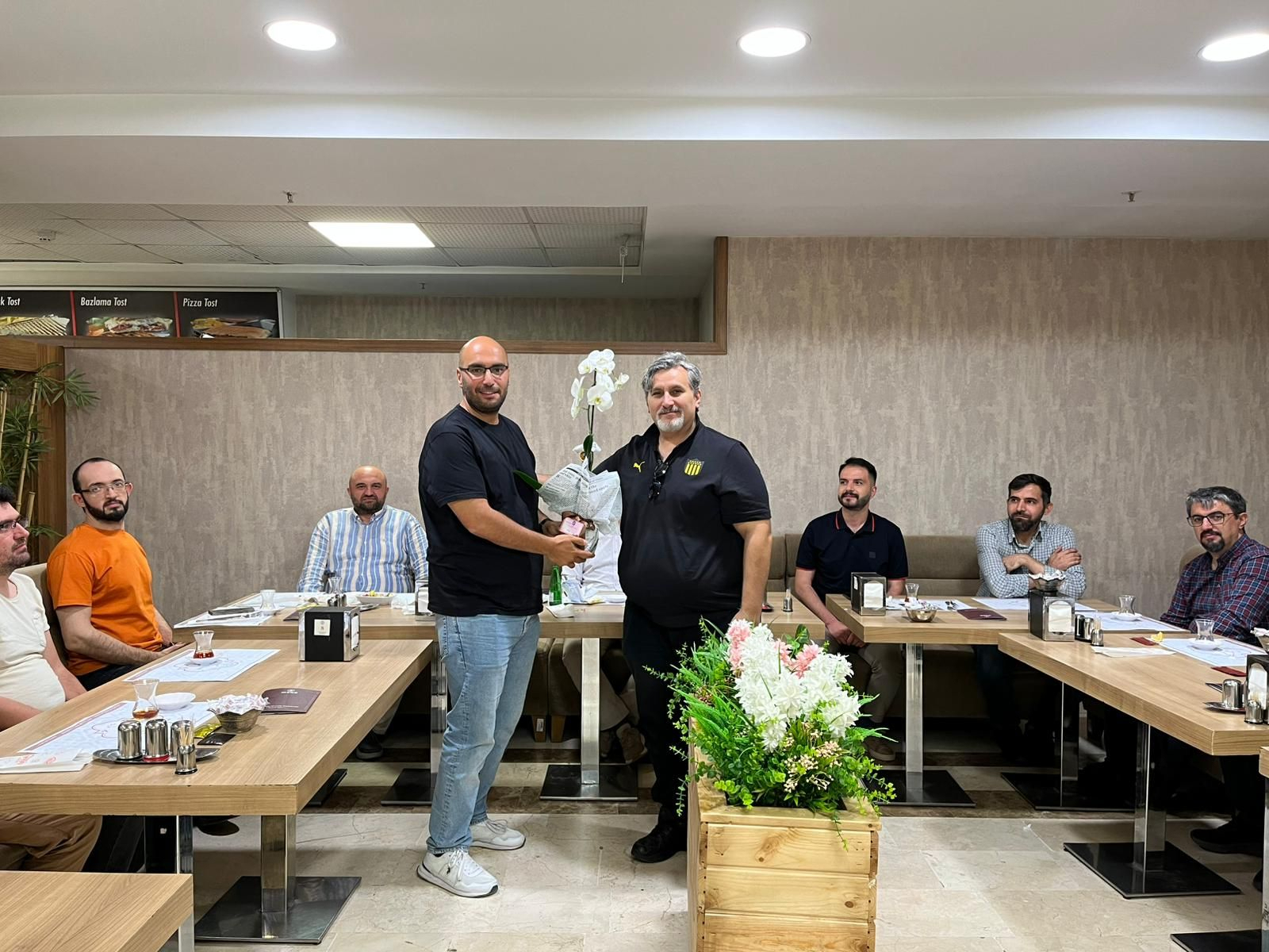 Ankara Yıldırım Beyazıt Üniversitesi Elektrik-Elektronik Mühendisliği Bölümü olarak, emekliliğe ayrılan kıymetli hocamız Prof. Dr. Asaf Behzat Şahin için düzenlenen veda yemeğinde bir araya geldik.