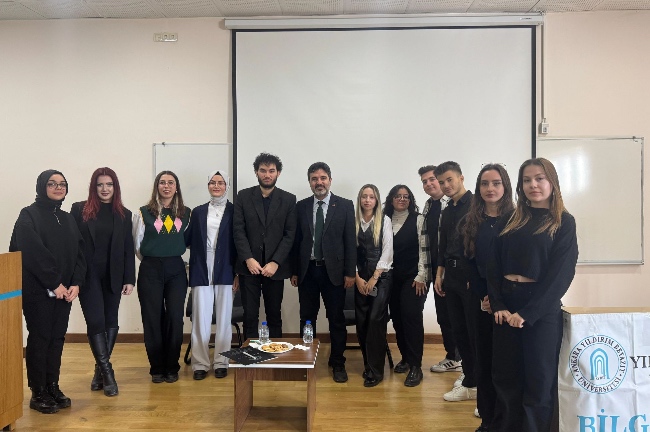 Mehmet Bilir'in öğrenciler ile birlikte çekilmiş bir fotoğrafı