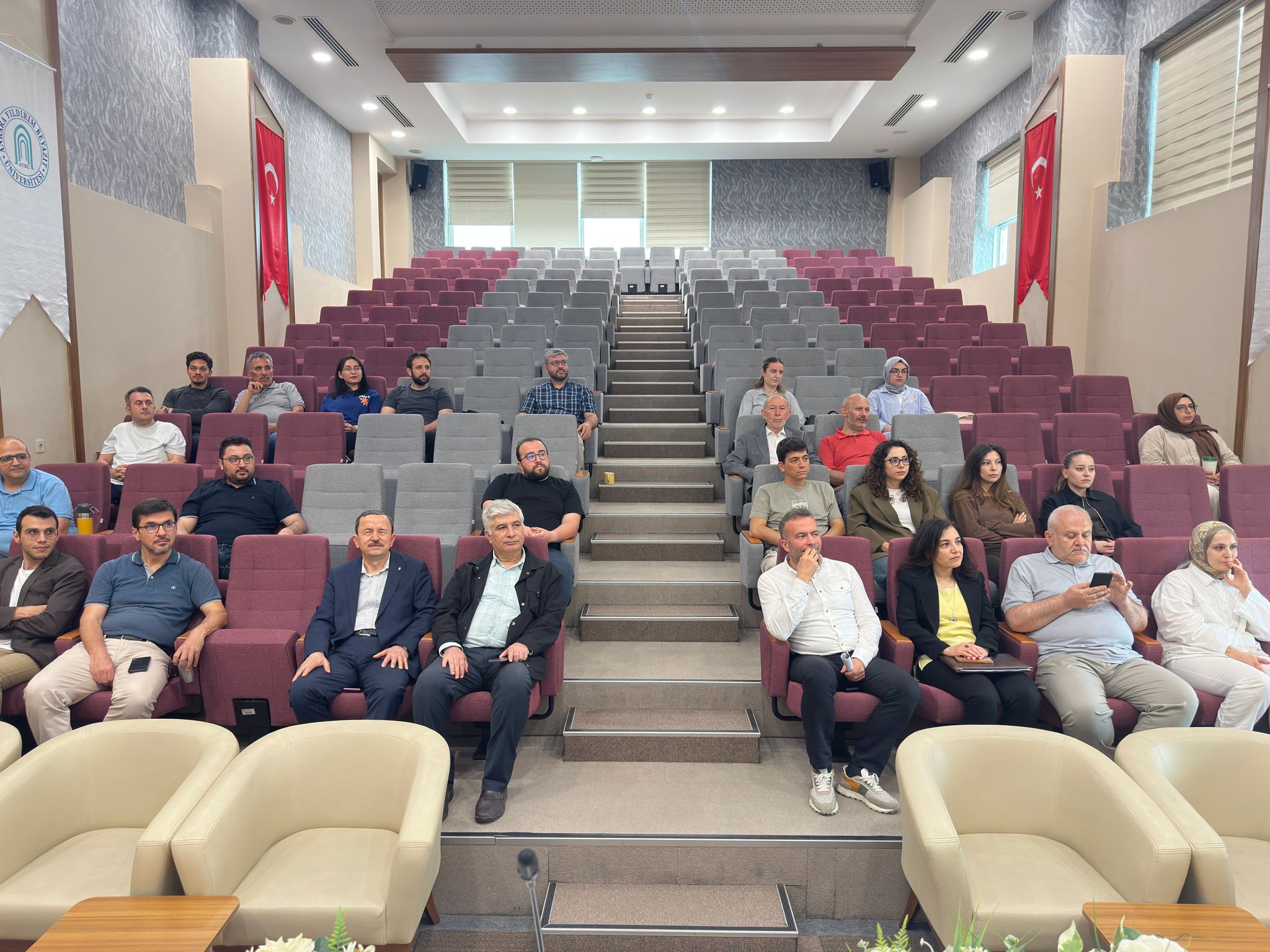 Enerji Sistemleri Mühendisliği Bölüm Başkanı Prof. Dr. Bülent Yeşilata konuşmasını yaparken salondaki dinleyicilerin fotoğrafı.