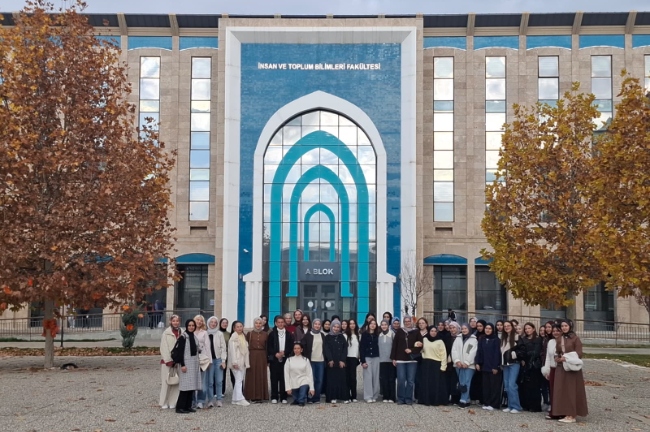 Afyonkarahisar TOBB Kız Anadolu lisesi okul bahçesinde toplu fotoğraf
