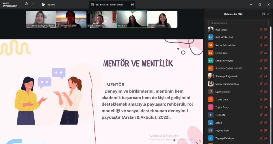 4. sınıf öğrenci temsilcisi mentör Sıla Beşli ve menti Ayşenur Ceyhan menti mentörlük kavramlarının tanıtımını yapıyor. 