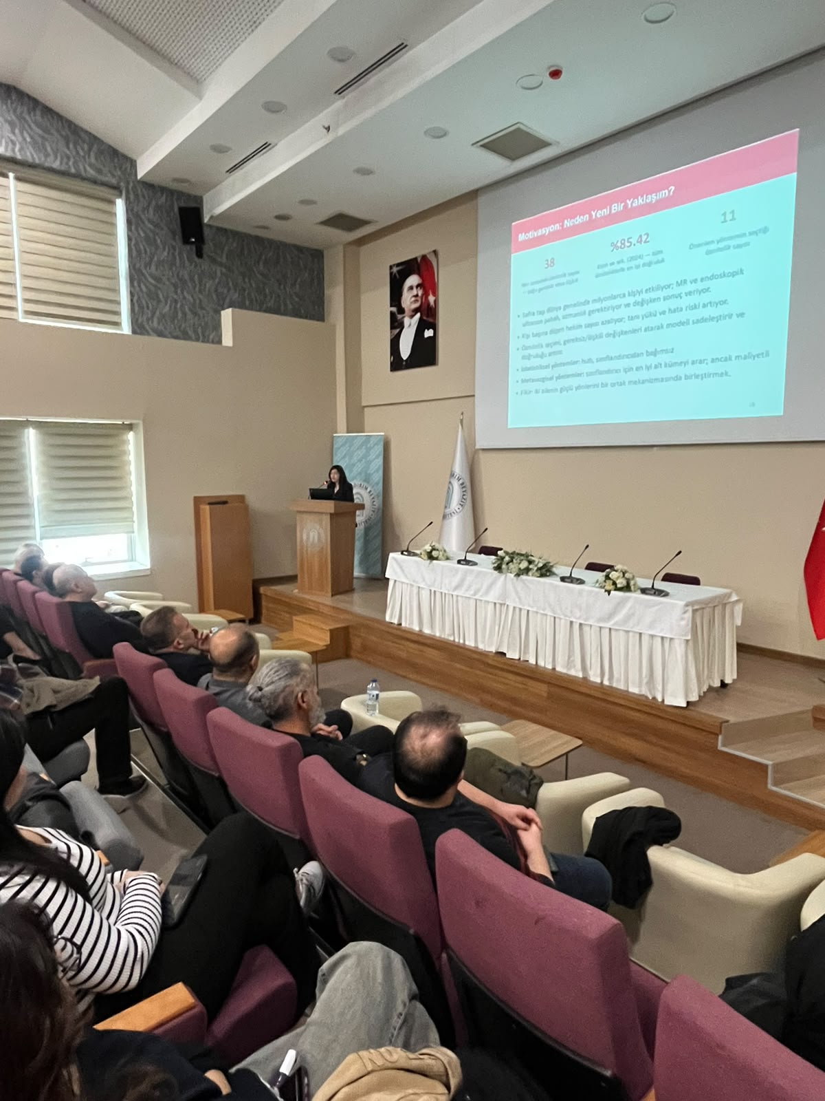 Doç. Dr. Hilal Arslan konuşmasını yaparken dinleyicilerile birlikte salonun yandan fotoğrafı.