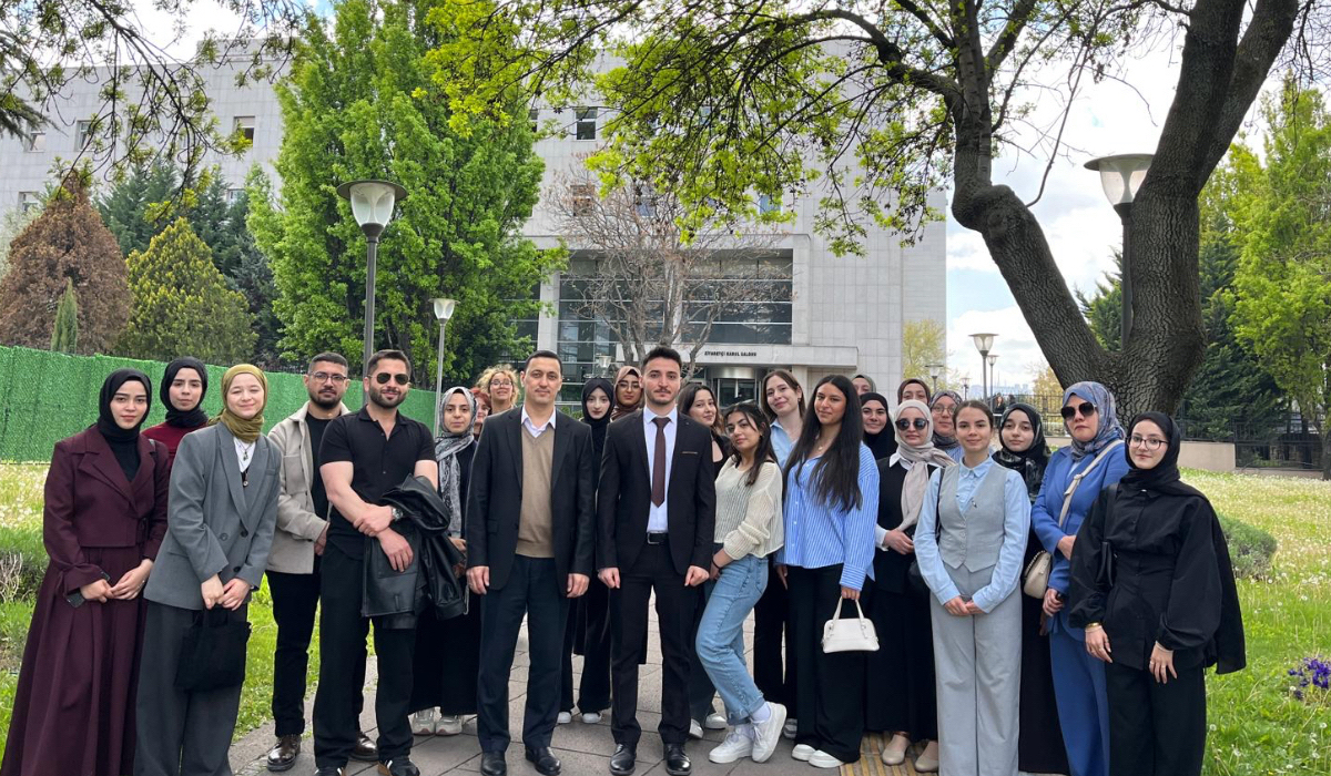 Meclis Kampüsünde toplu fotoğraf. 