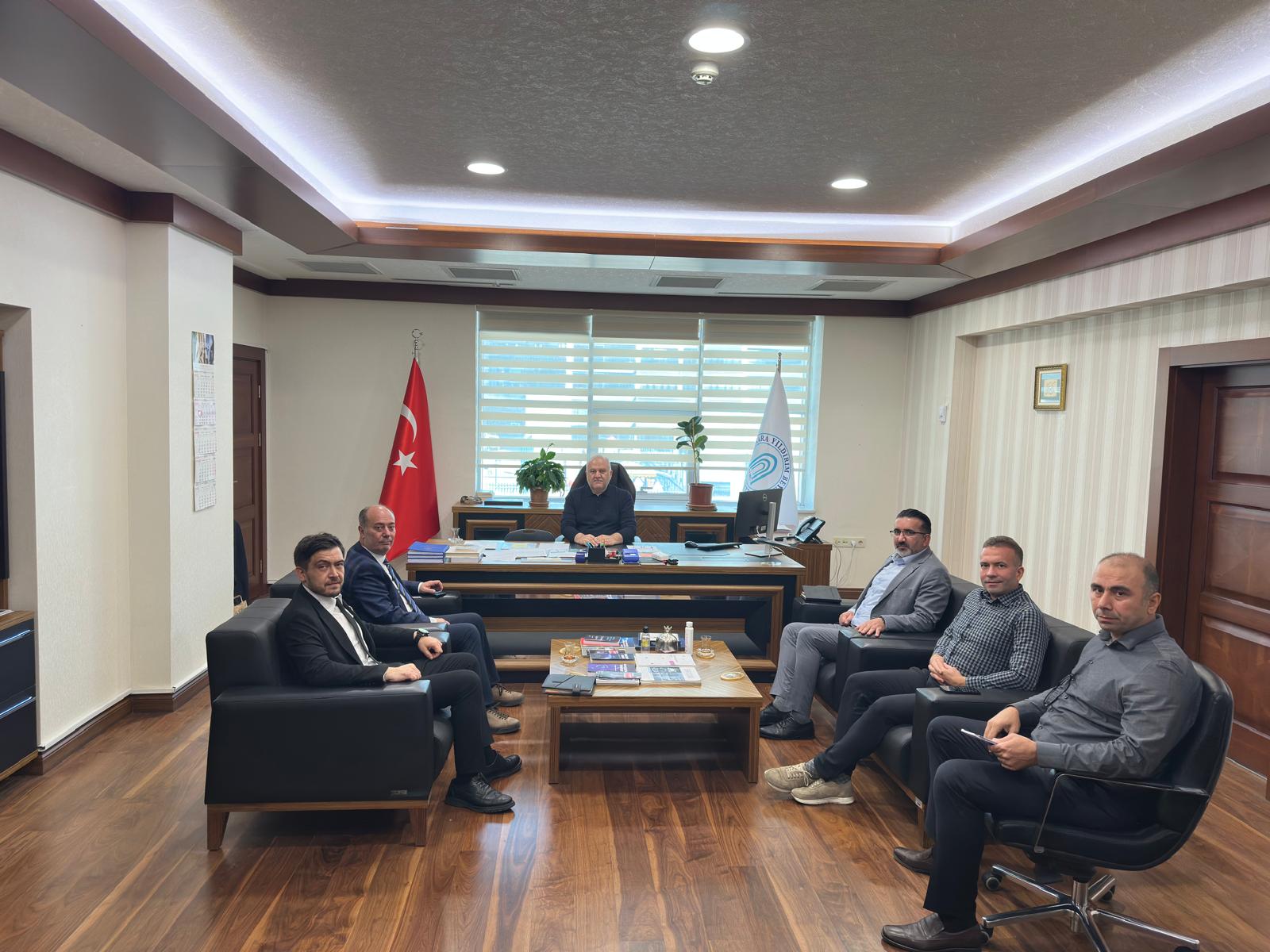 Dekanımız Prof. Dr. Ergün Eraslan, Dekan Yardımcımız Doç. Dr. İbrahim Yılmaz, Fakülte Sekreterimiz Necdet Erdoğan Atsan ve Ankara Yıldırım Beyazıt Üniversitesi İdari ve Mali İşler Daire Başkanı Sayın Bahattin ALPAK ve ekibi dekan hocamızın odasında oturuyor.