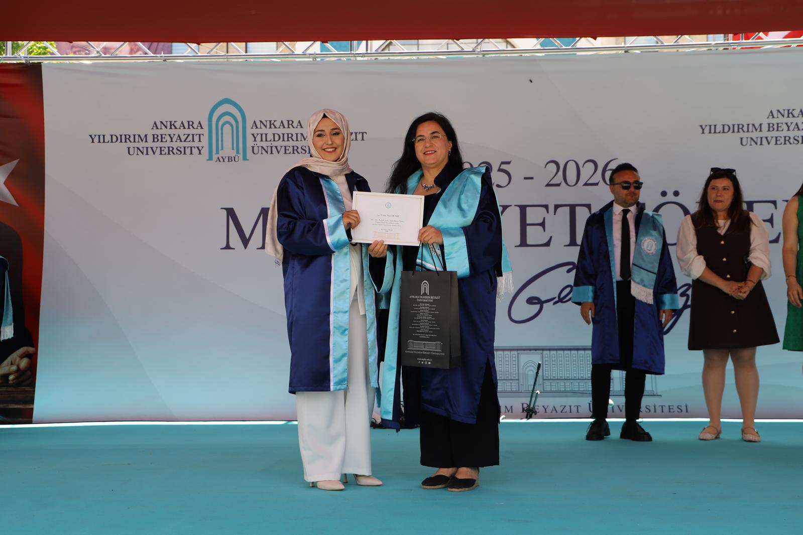 Görsellerde, 2026 yılı Odyoloji Bölümü Lisans Programı mezunları, öğretim elemanlarıyla birlikte mezuniyet töreninde hatıra fotoğrafı çektirmektedir.