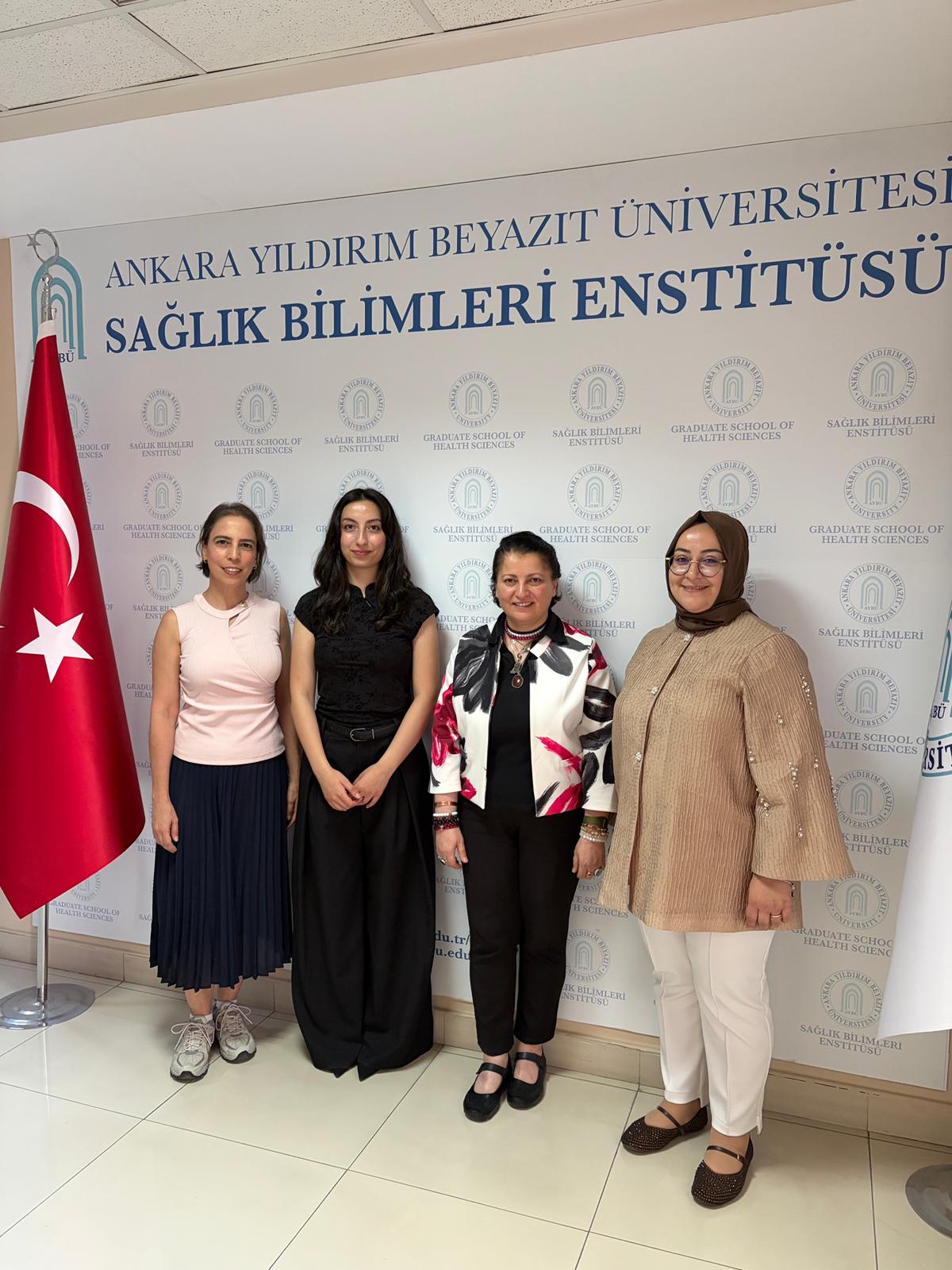 Görselde, Odyoloji Tezli Yüksek Lisans Programı’nı başarıyla tamamlayan öğrenciler, danışmanları ve jüri üyeleri yer almaktadır.