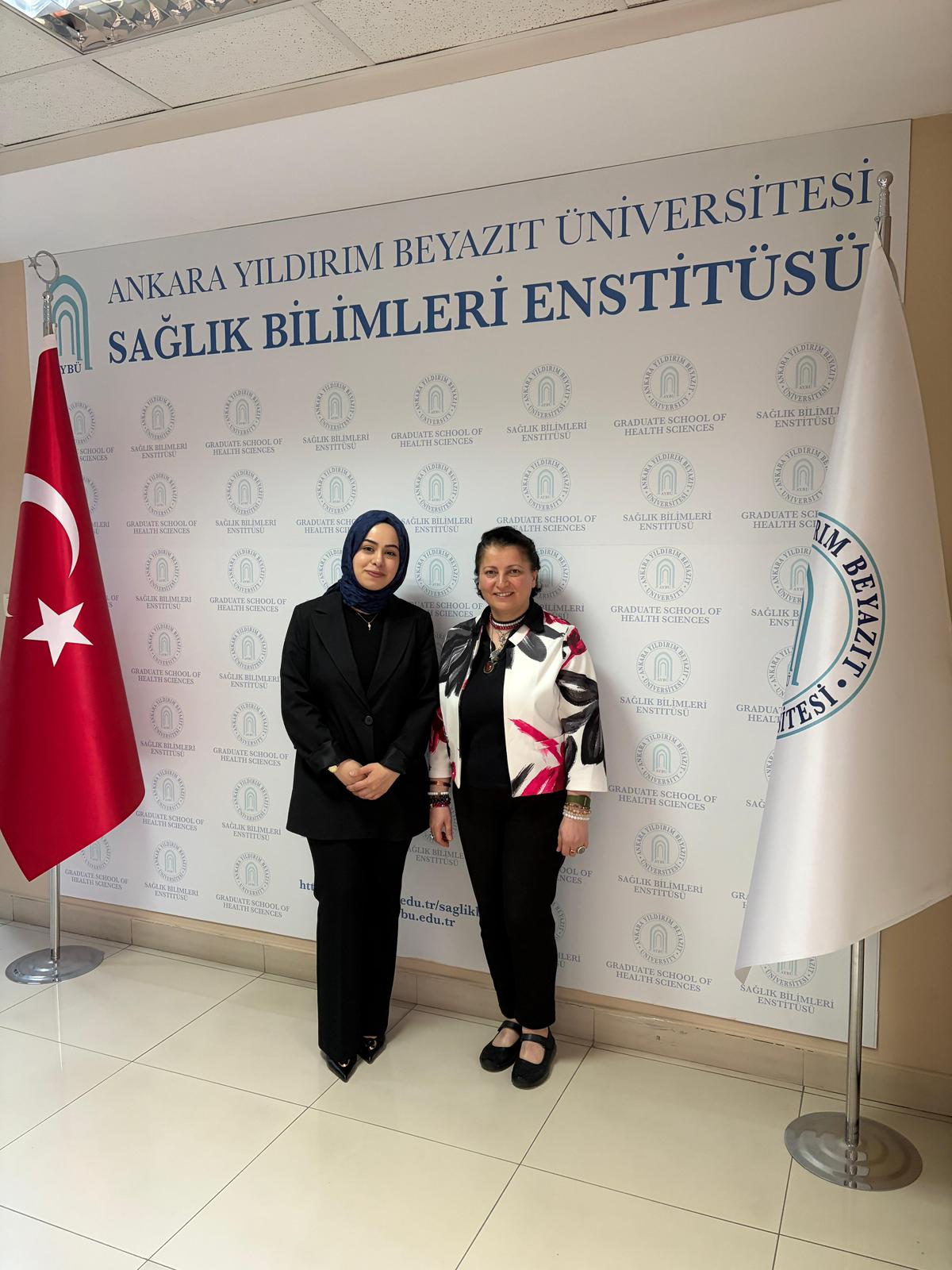 Görselde, Odyoloji Tezli Yüksek Lisans Programı’nı başarıyla tamamlayan öğrenciler, danışmanları ve jüri üyeleri yer almaktadır.