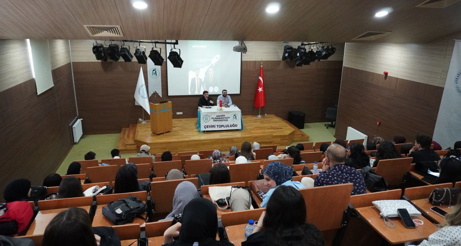 Konferans salonunda geniş açılı bir fotoğraf. 