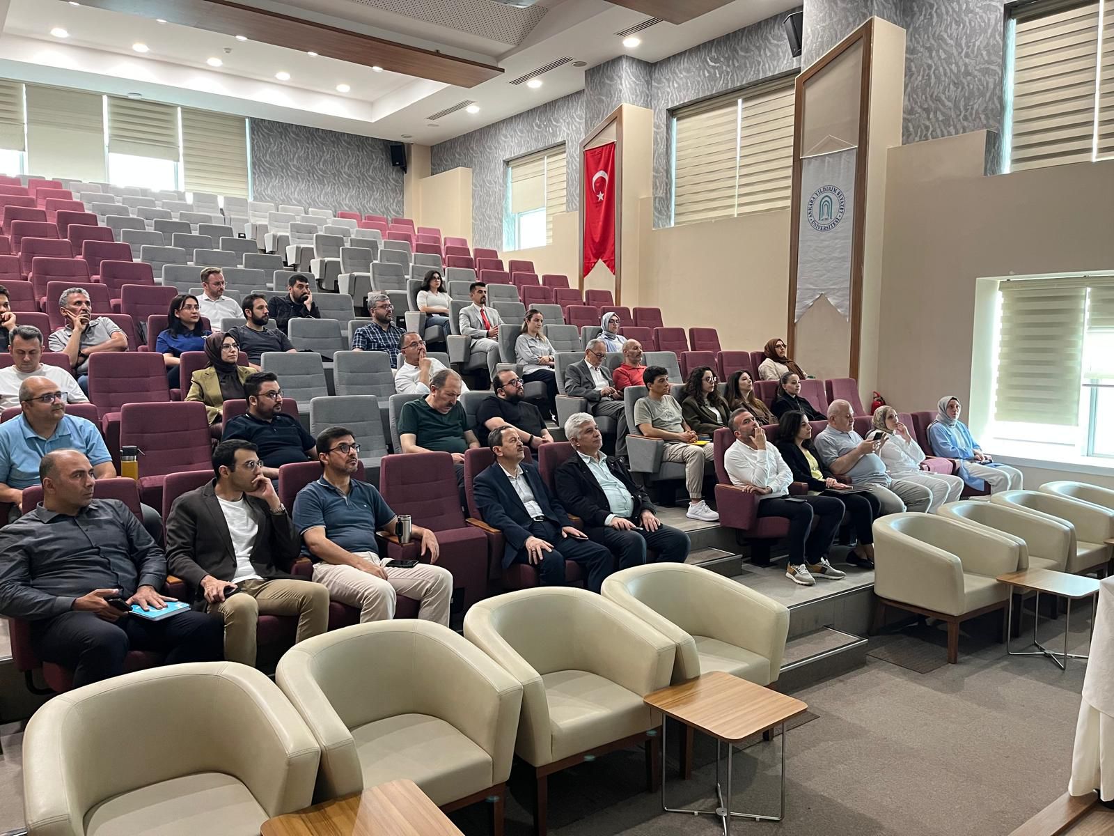 Enerji Sistemleri Mühendisliği Bölüm Başkanı Prof. Dr. Bülent Yeşilata konuşmasını yaparken salondaki dinleyicilerin fotoğrafı.