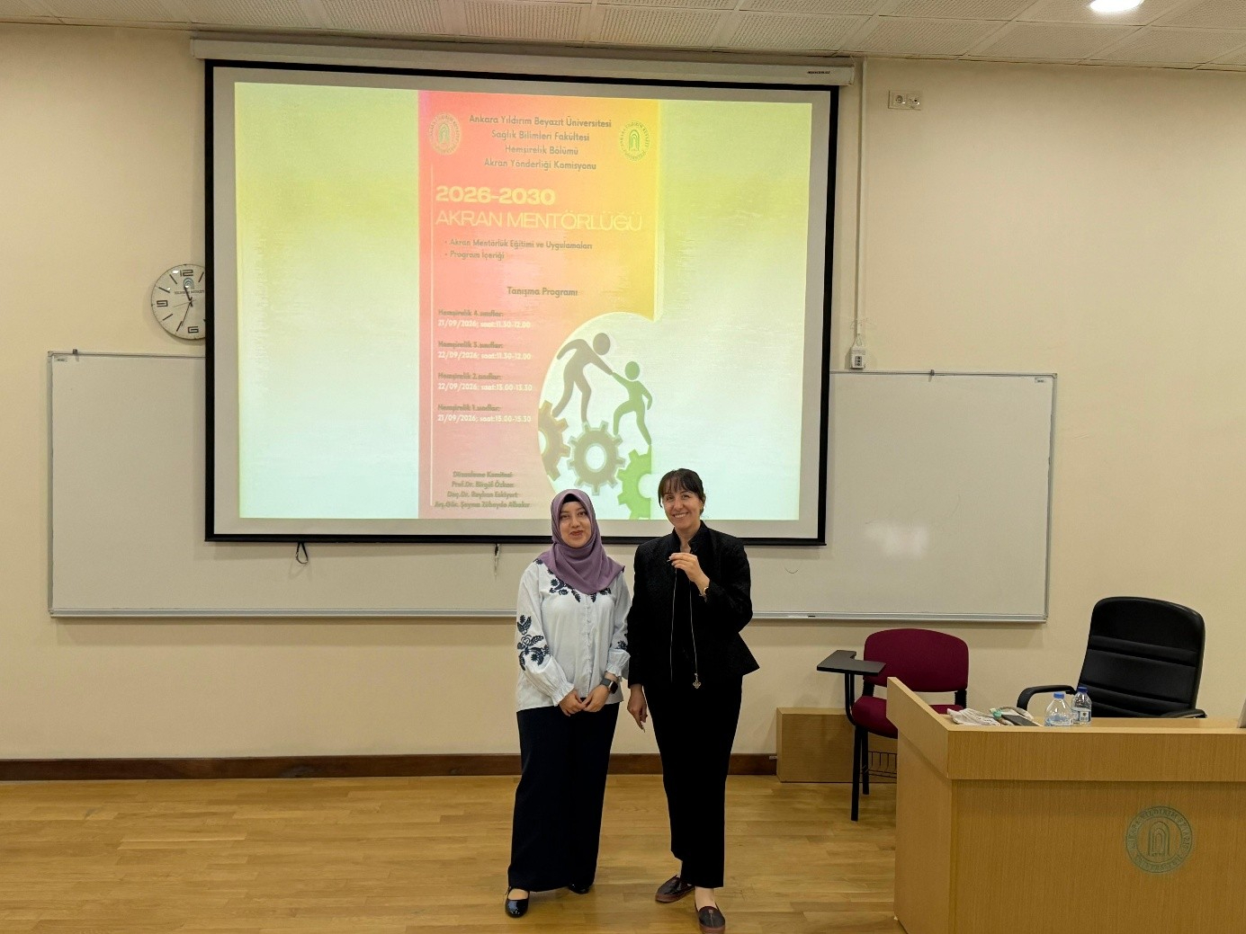 4. sınıf öğrencilerine Doç. Dr. Reyhan Eskiyurt ve Arş. Gör. Şeyma Zübeyde ALBAKIR tarafından Mentör Menti Programı tanıtımı yapılıyor.
