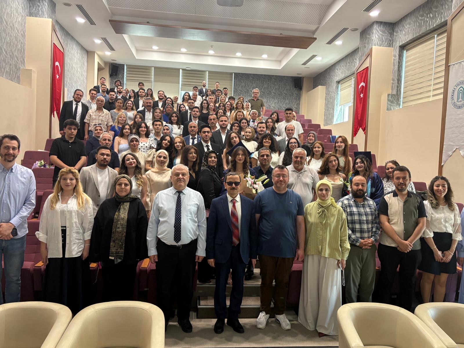 Bölüm kadrosu ve mezunlar ile fotoğraf